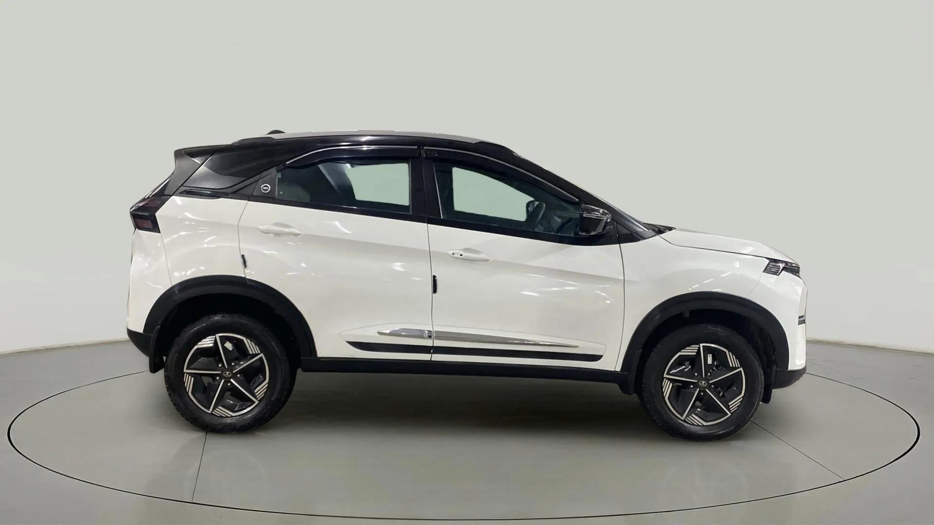 Side view of a Tata Nexon 2017-2023