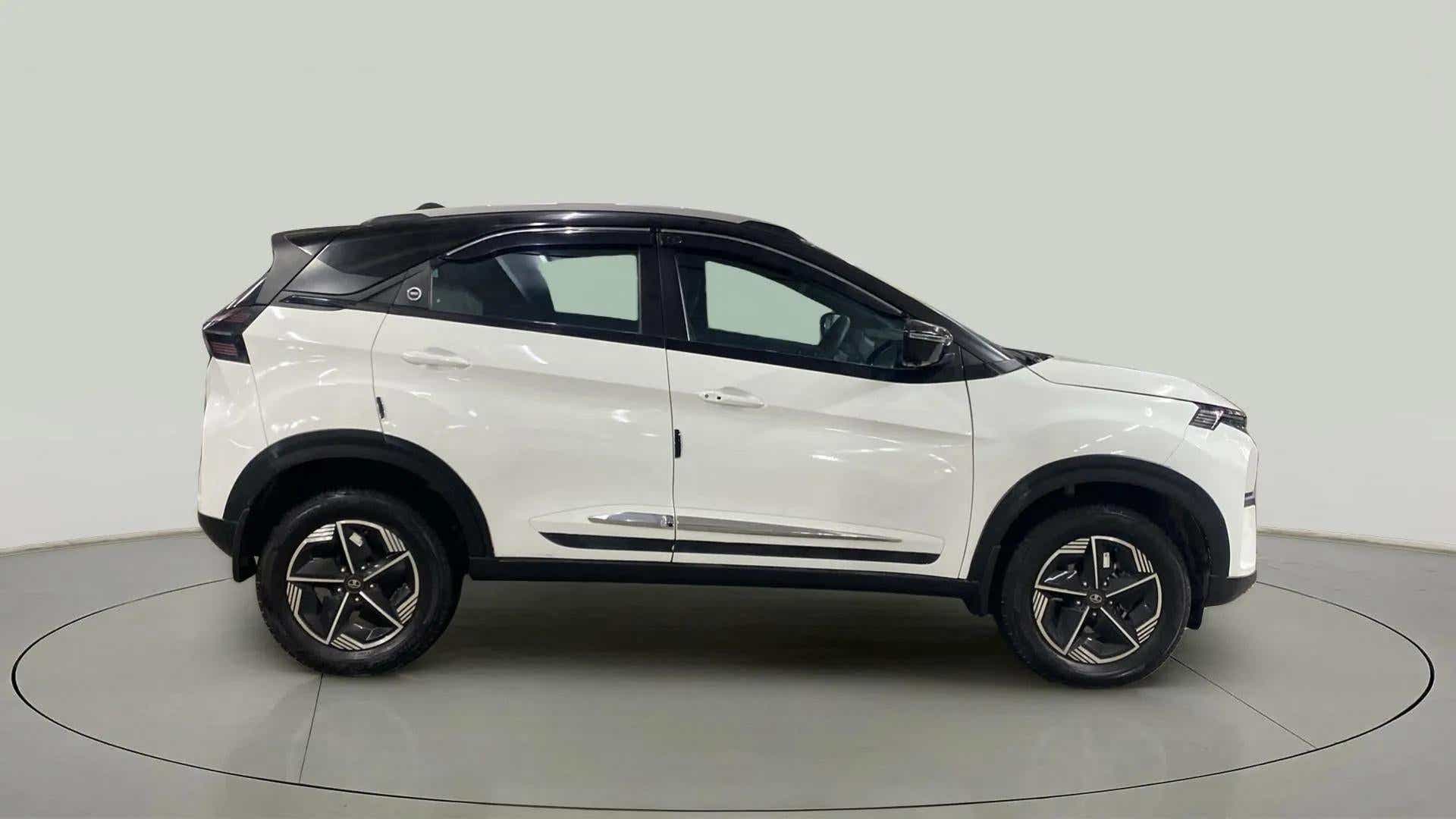 Side view of a Tata Nexon 2017-2023