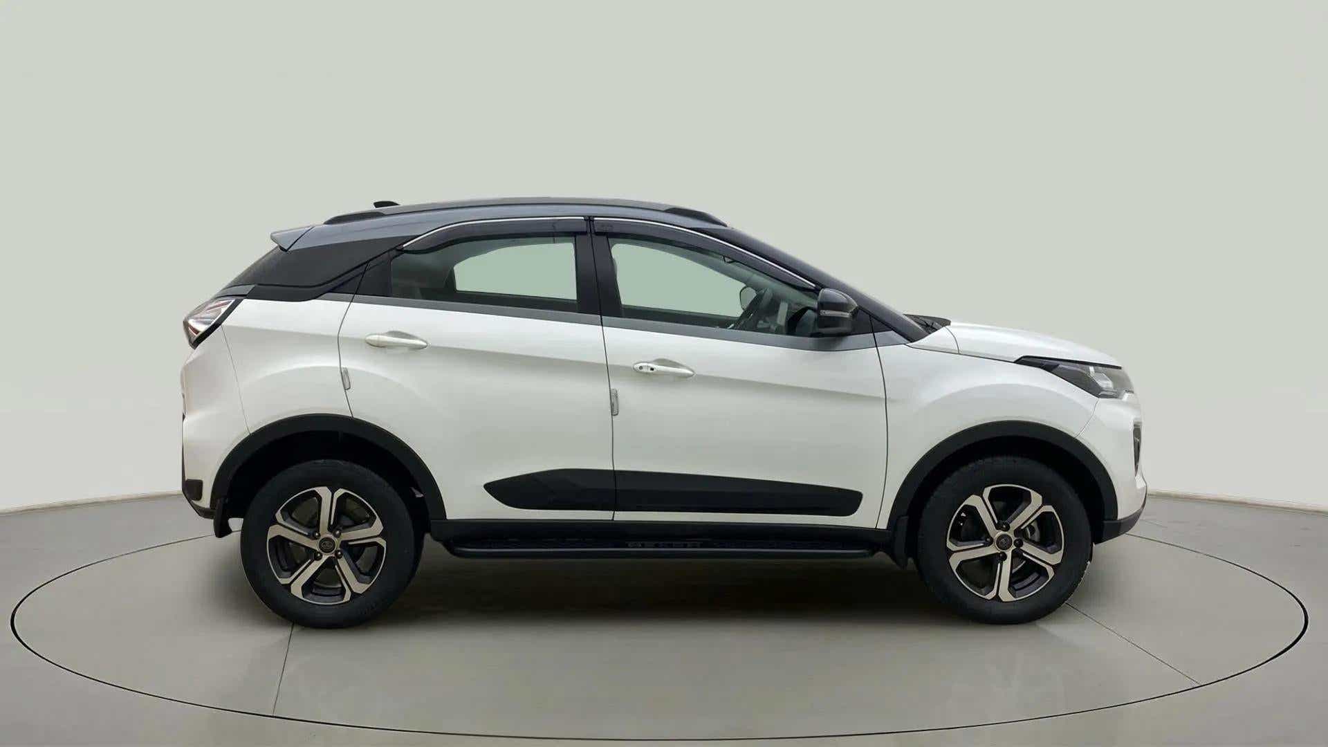 Side view of a Tata Nexon 2017-2023