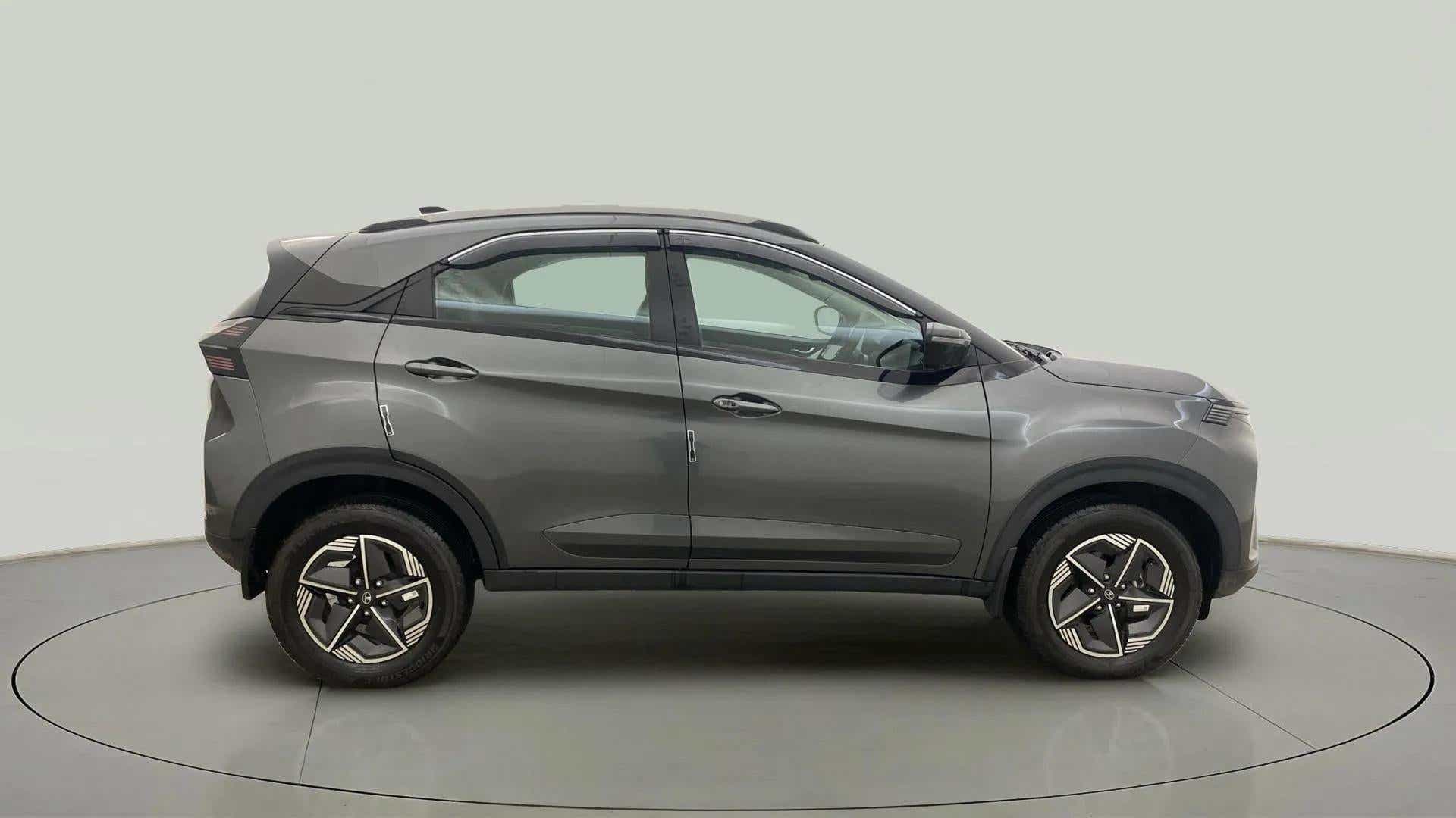 Side view of a Daytona Grey Tata Nexon