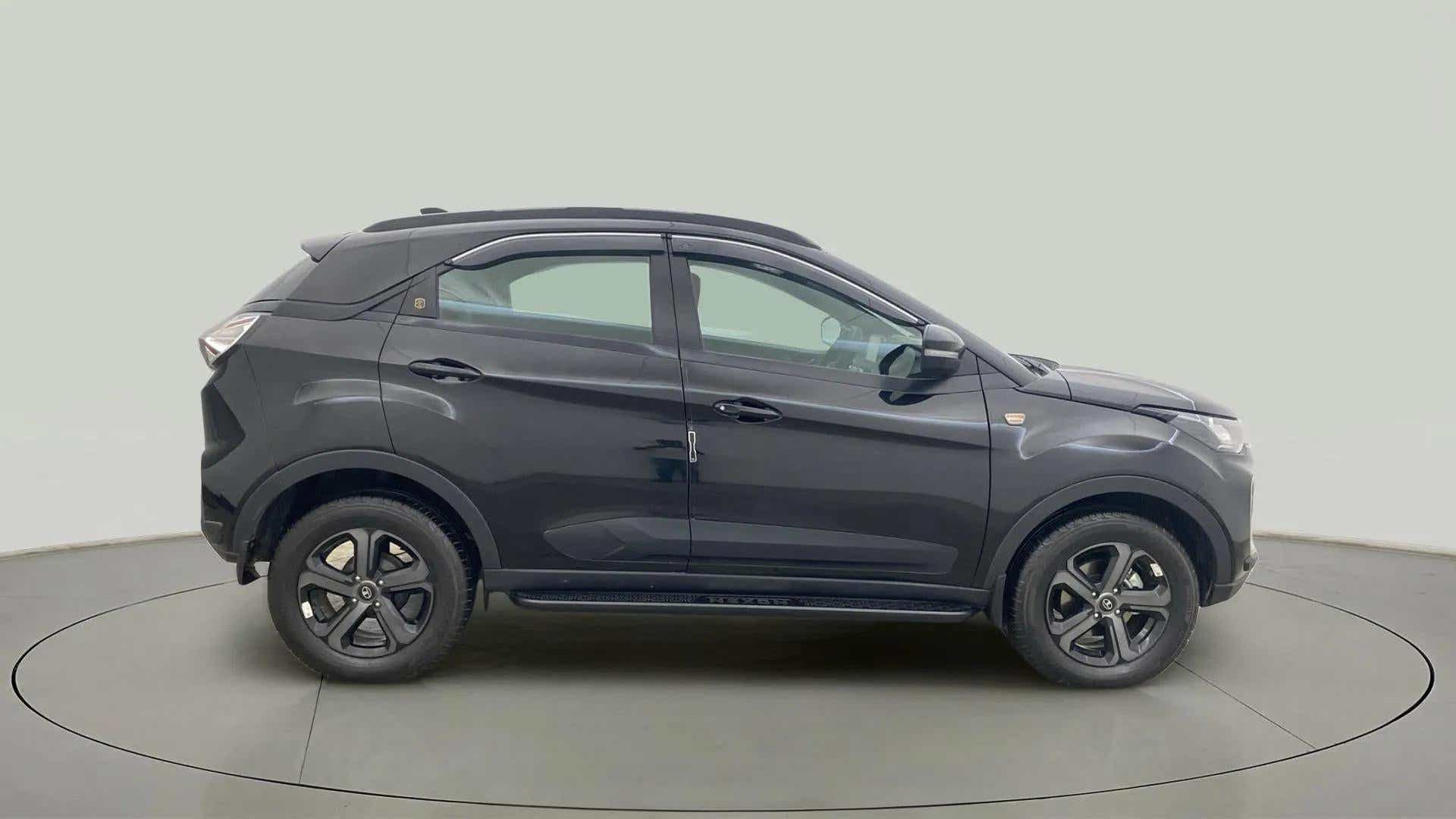 Side view of a Tata Nexon 2017-2023