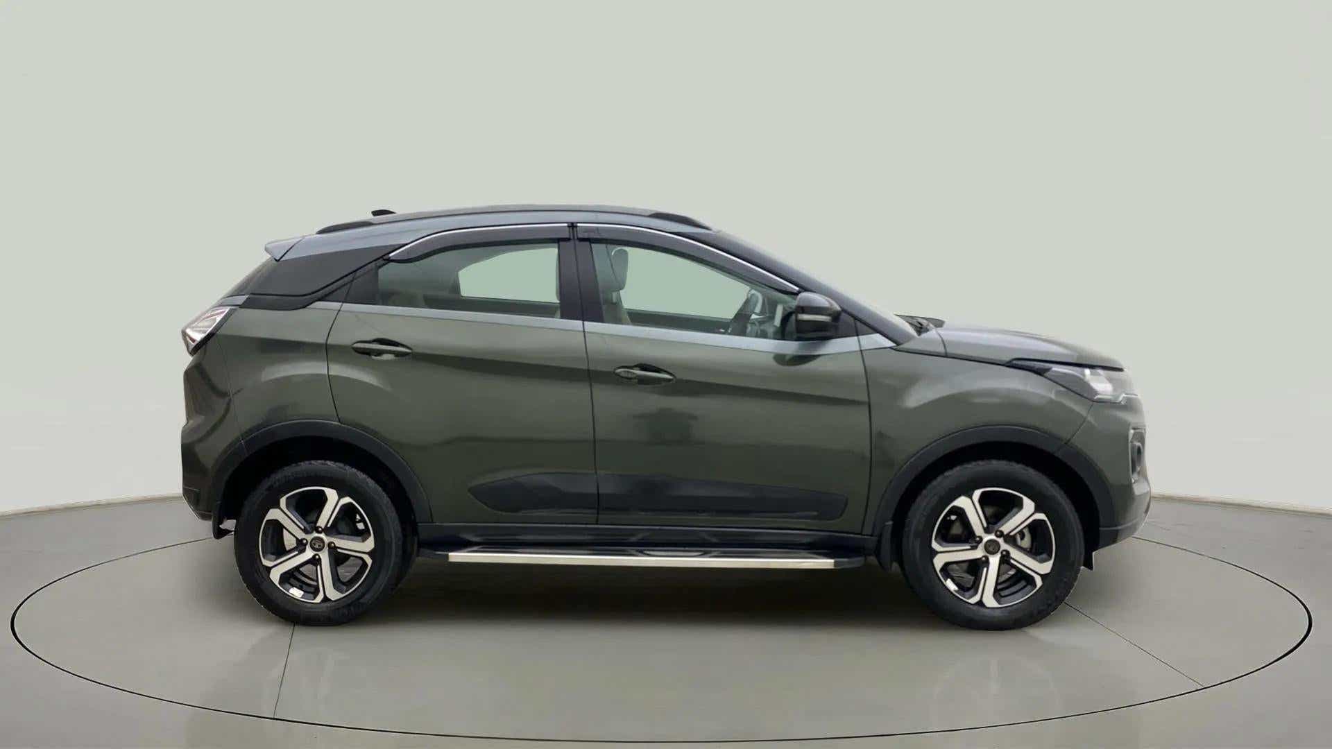 Side view of a Tata Nexon 2017-2023