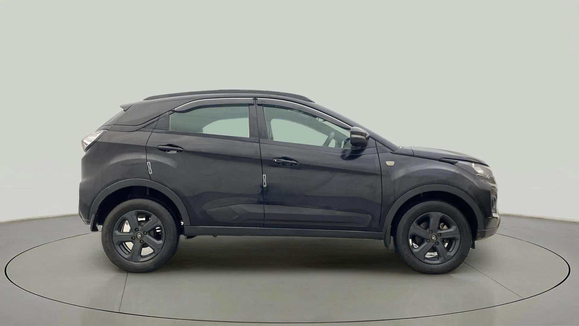 Side view of a Tata Nexon 2017-2023
