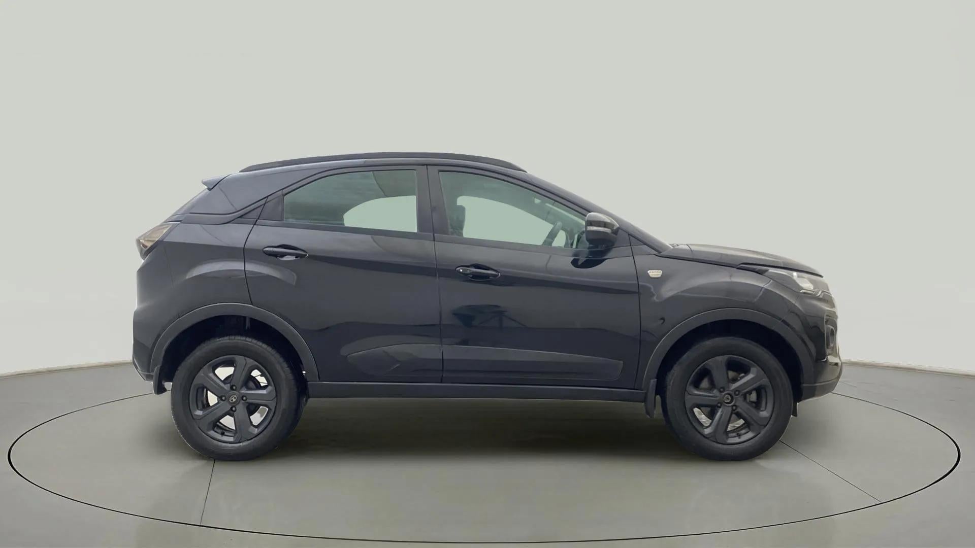 Side view of a Tata Nexon 2017-2023