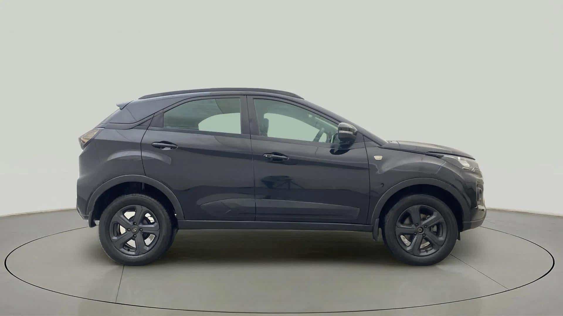 Side view of a Tata Nexon 2017-2023