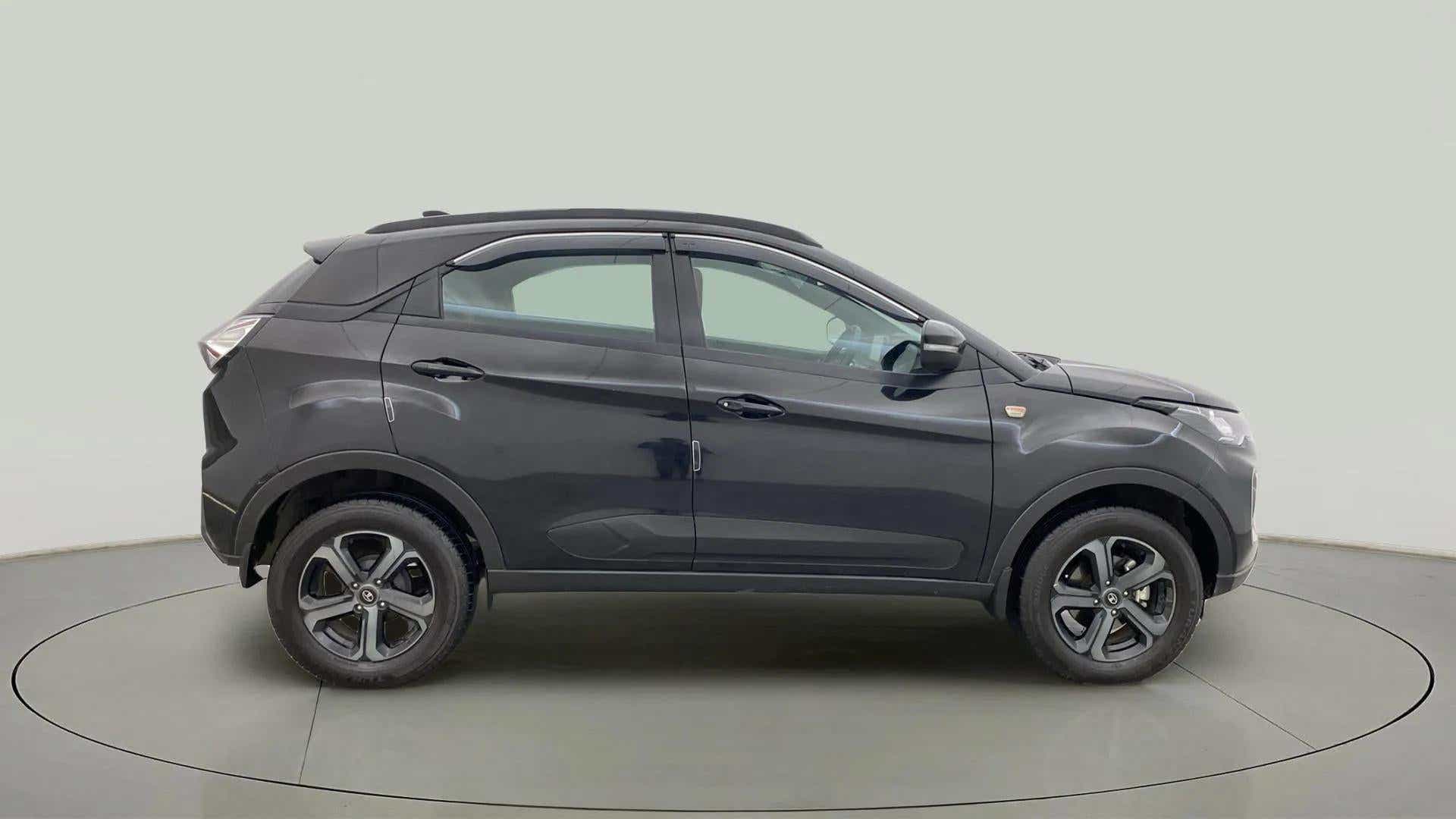 Side view of a Tata Nexon 2017-2023