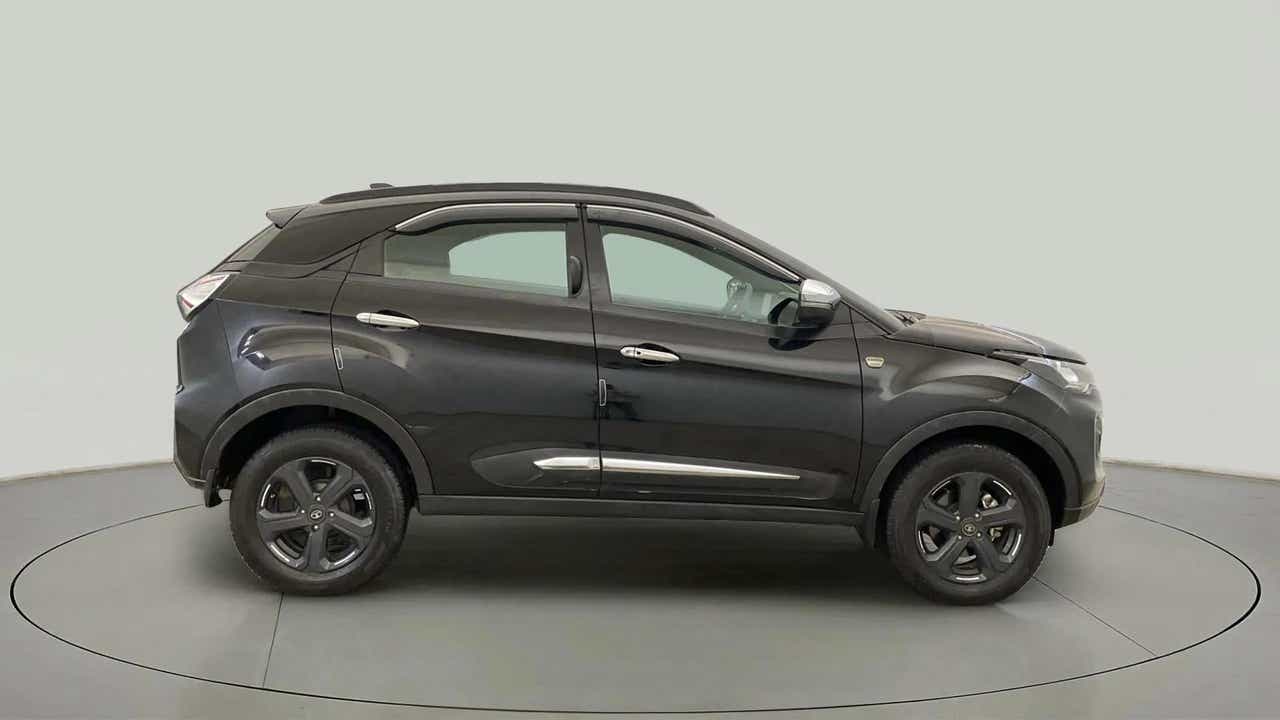 Side view of a Tata Nexon 2017-2023