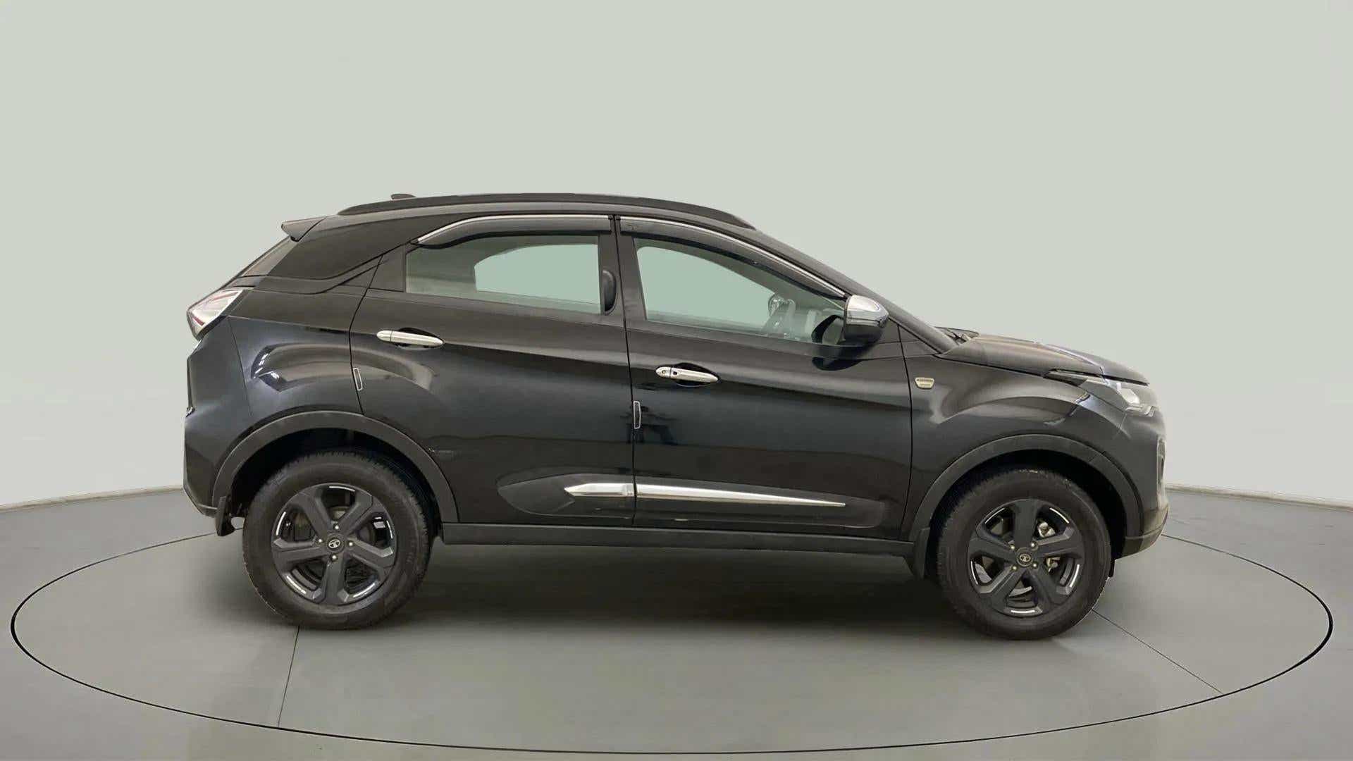Side view of a Tata Nexon 2017-2023