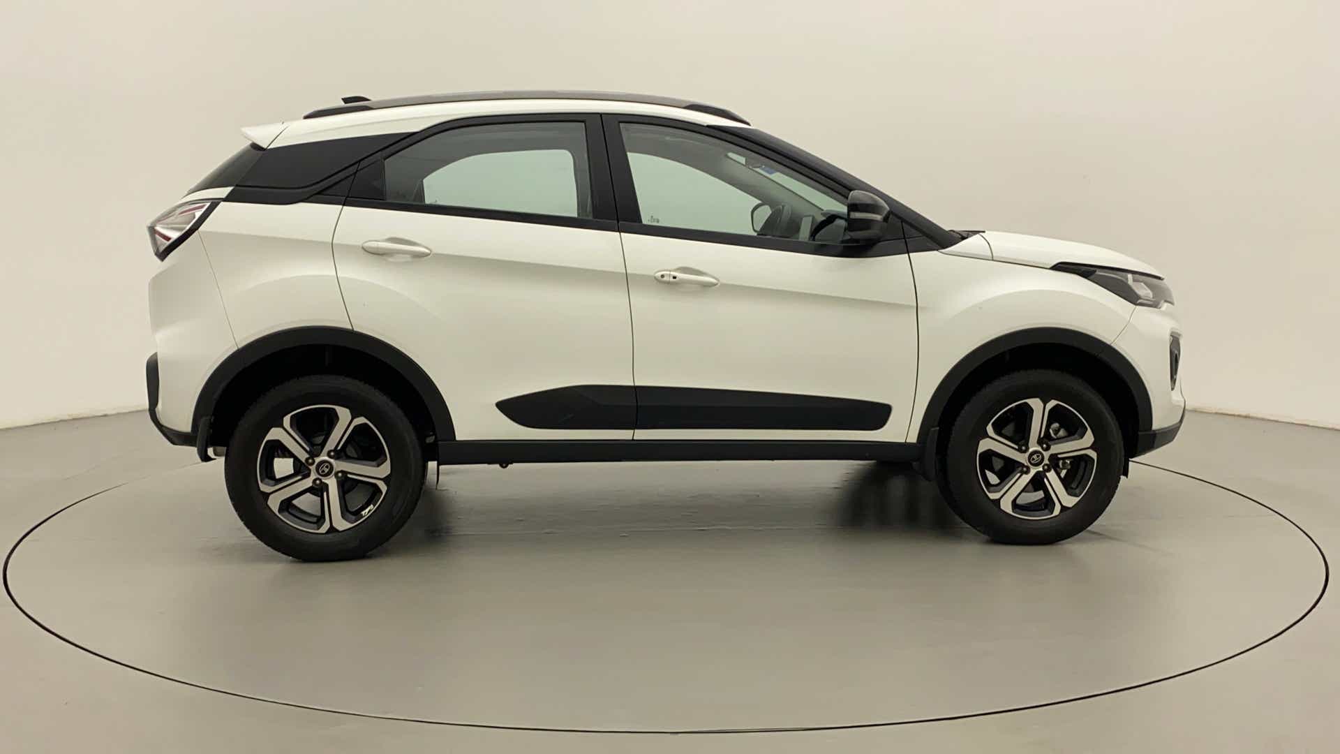 Side view of a Tata Nexon 2017-2023