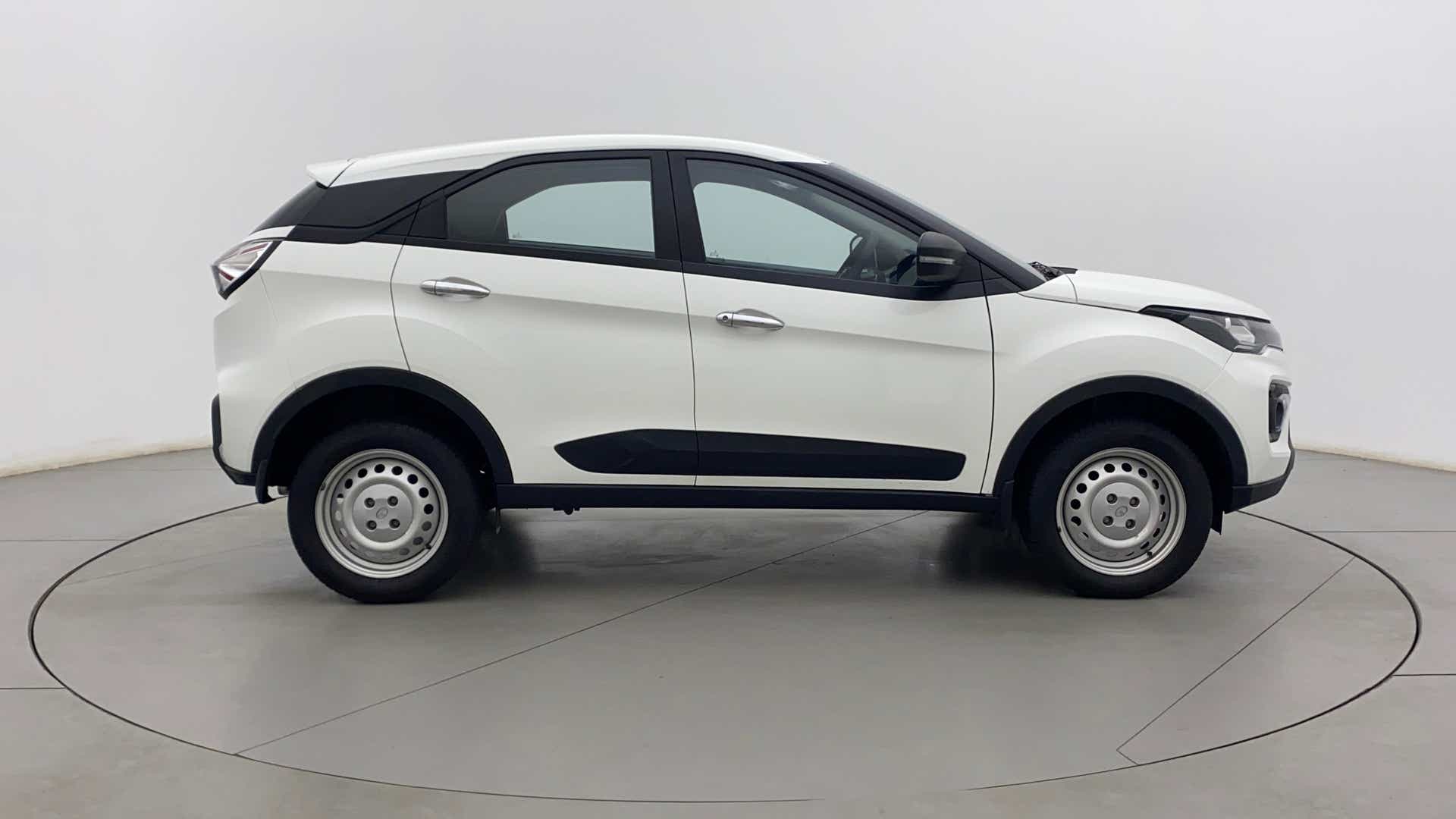 Side view of a Tata Nexon 2017-2023