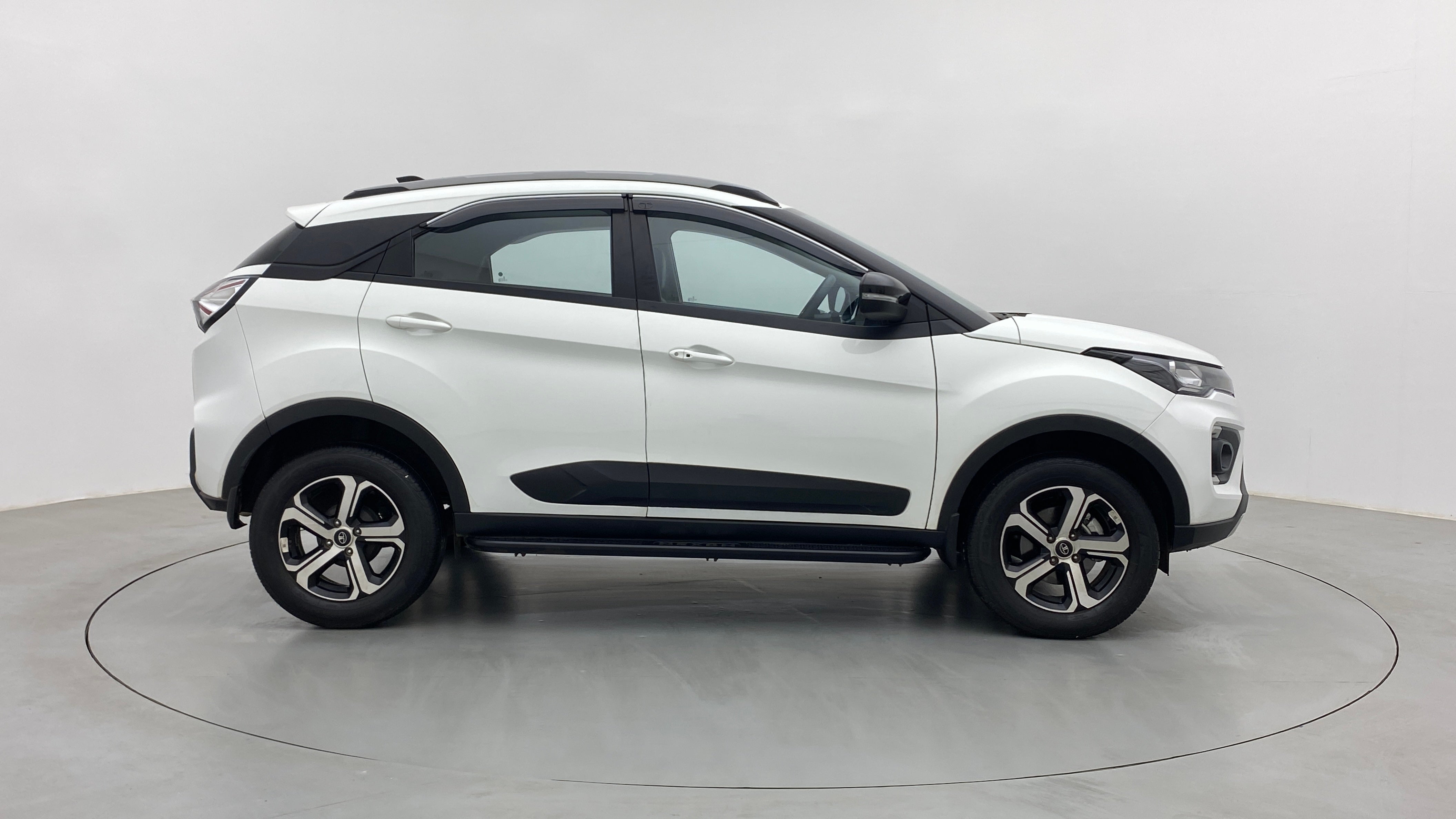 Side view of a Tata Nexon 2017-2023
