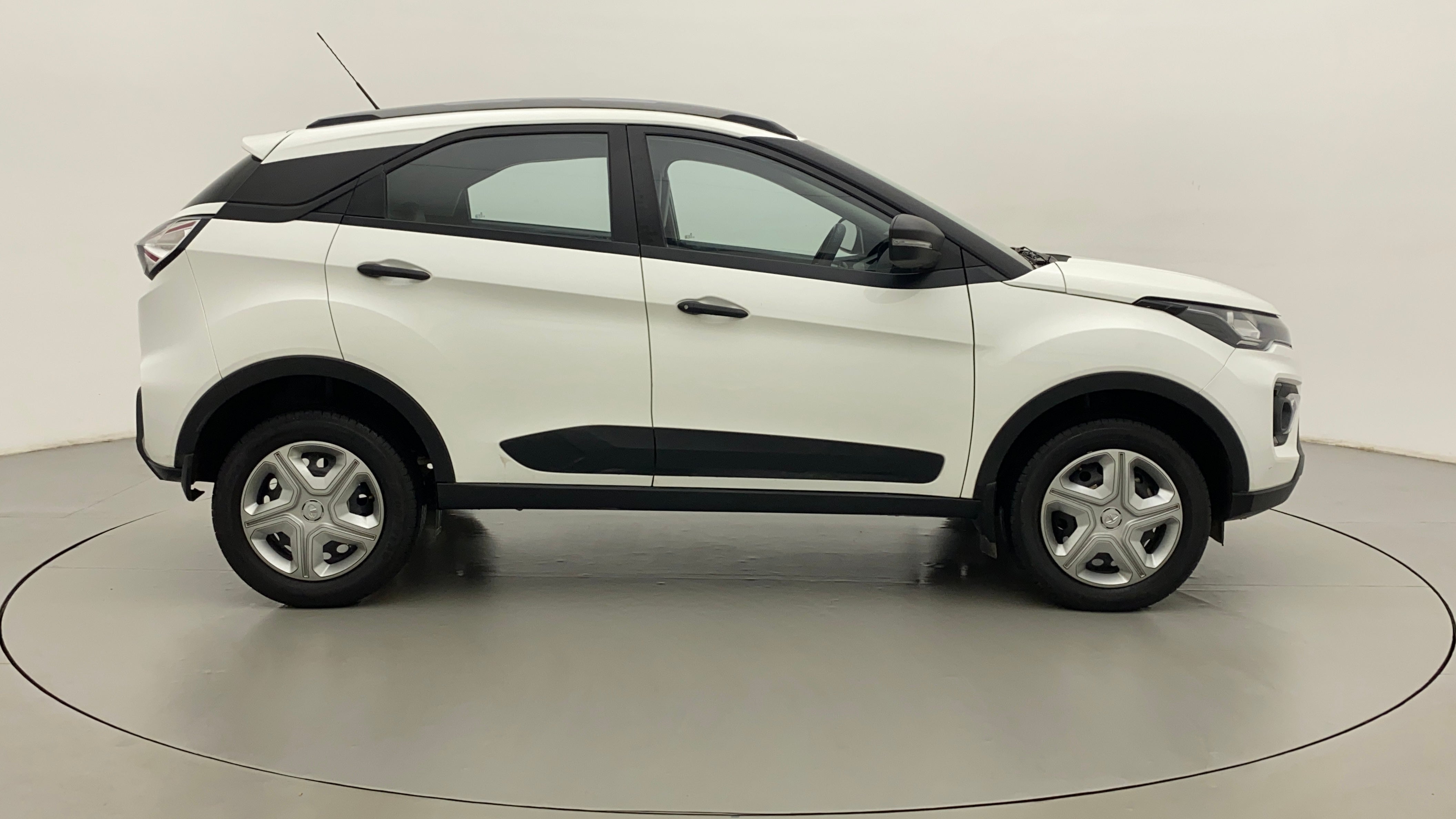 Side view of a Tata Nexon 2017-2023