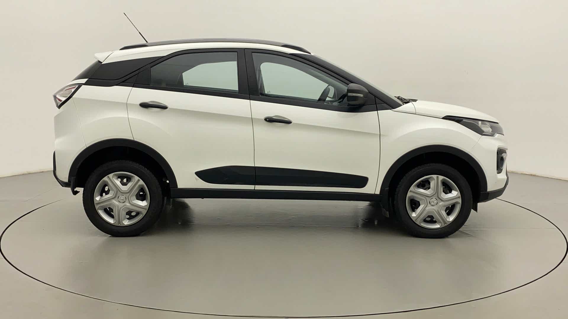 Side view of a Tata Nexon 2017-2023