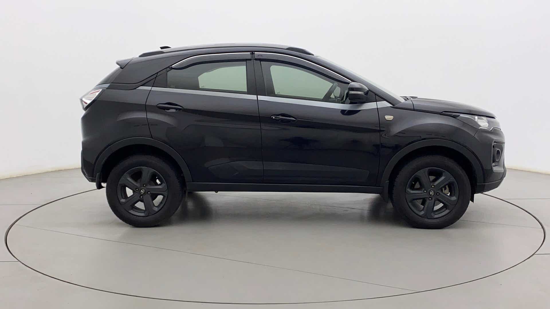 Side view of a Tata Nexon 2017-2023