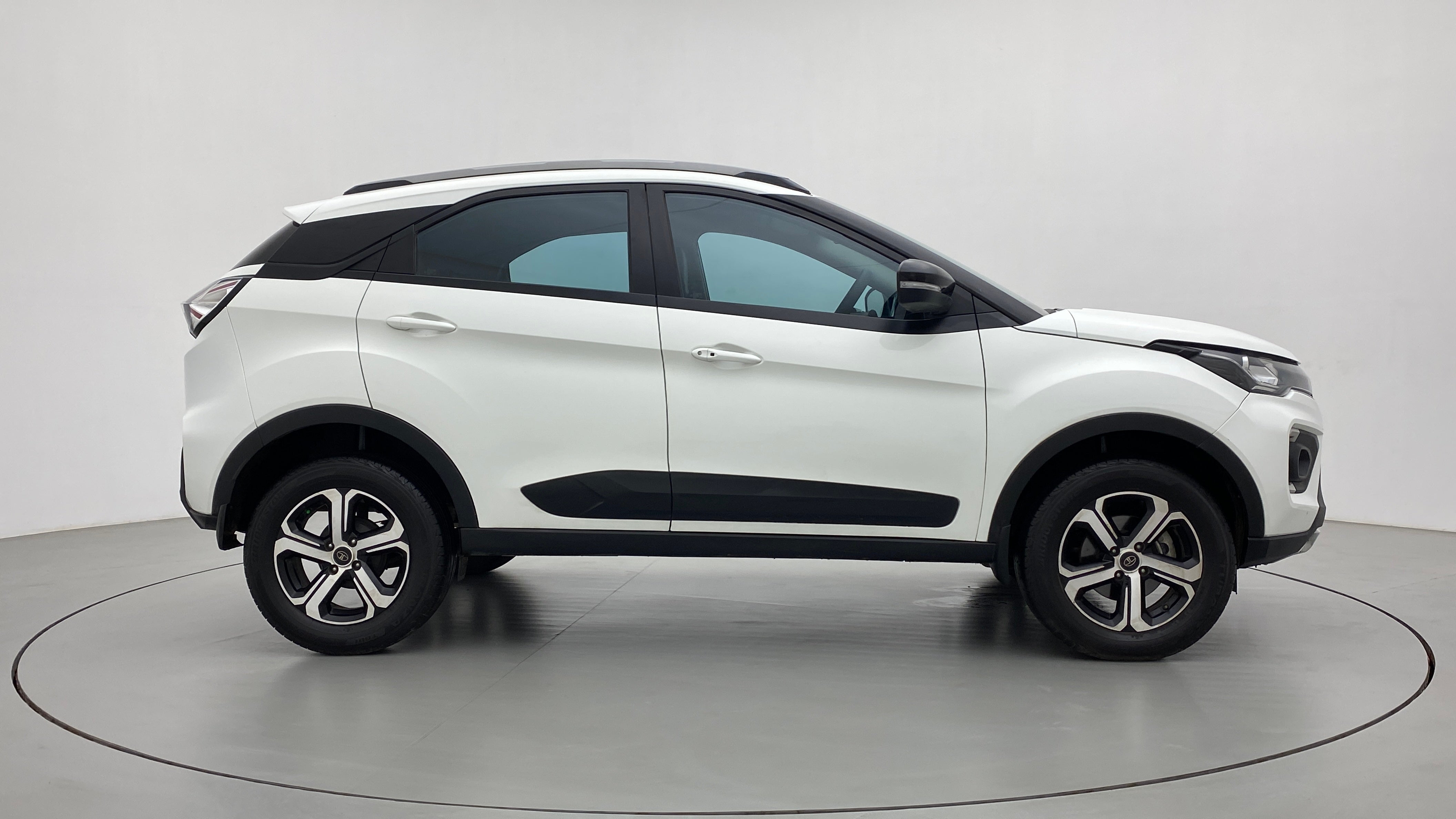 Side view of a Tata Nexon 2017-2023