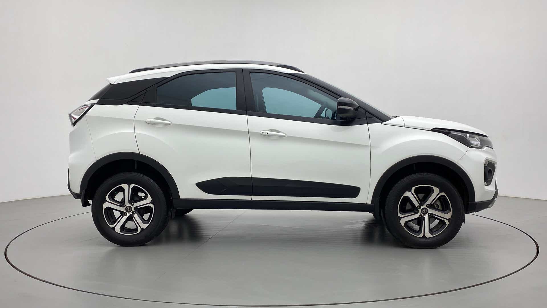 Side view of a Tata Nexon 2017-2023