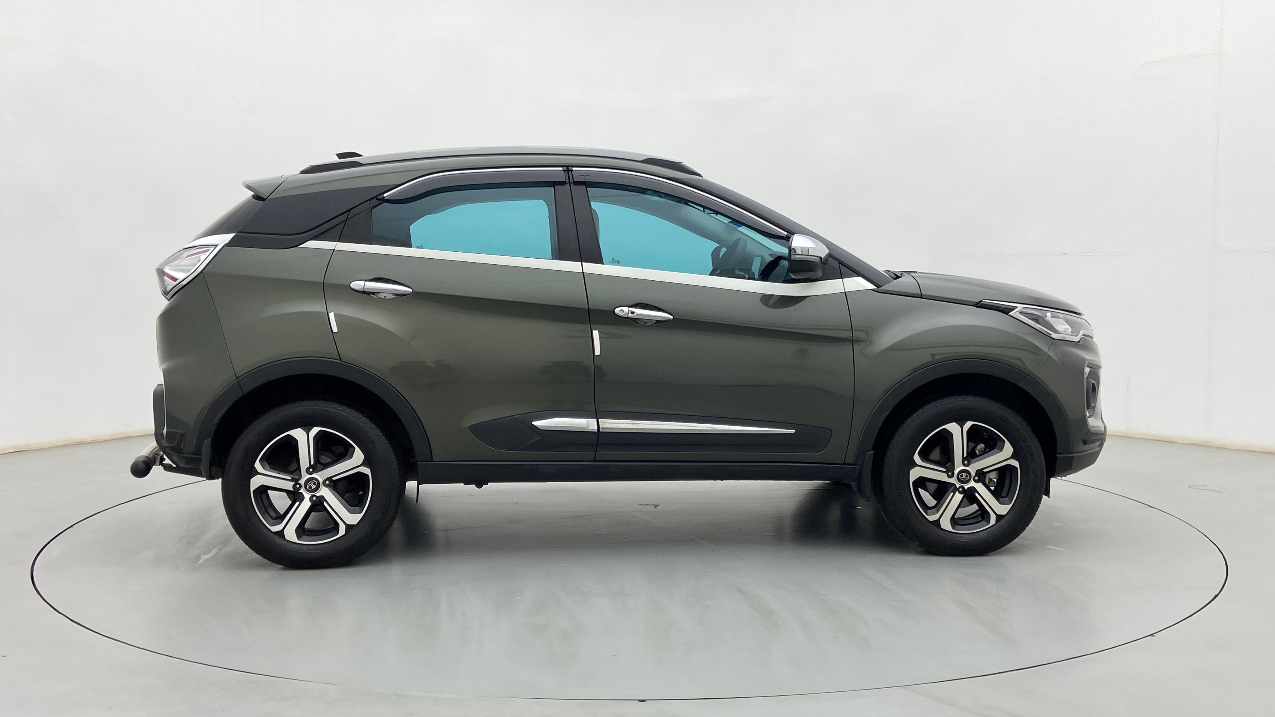 Side view of a Tata Nexon 2017-2023