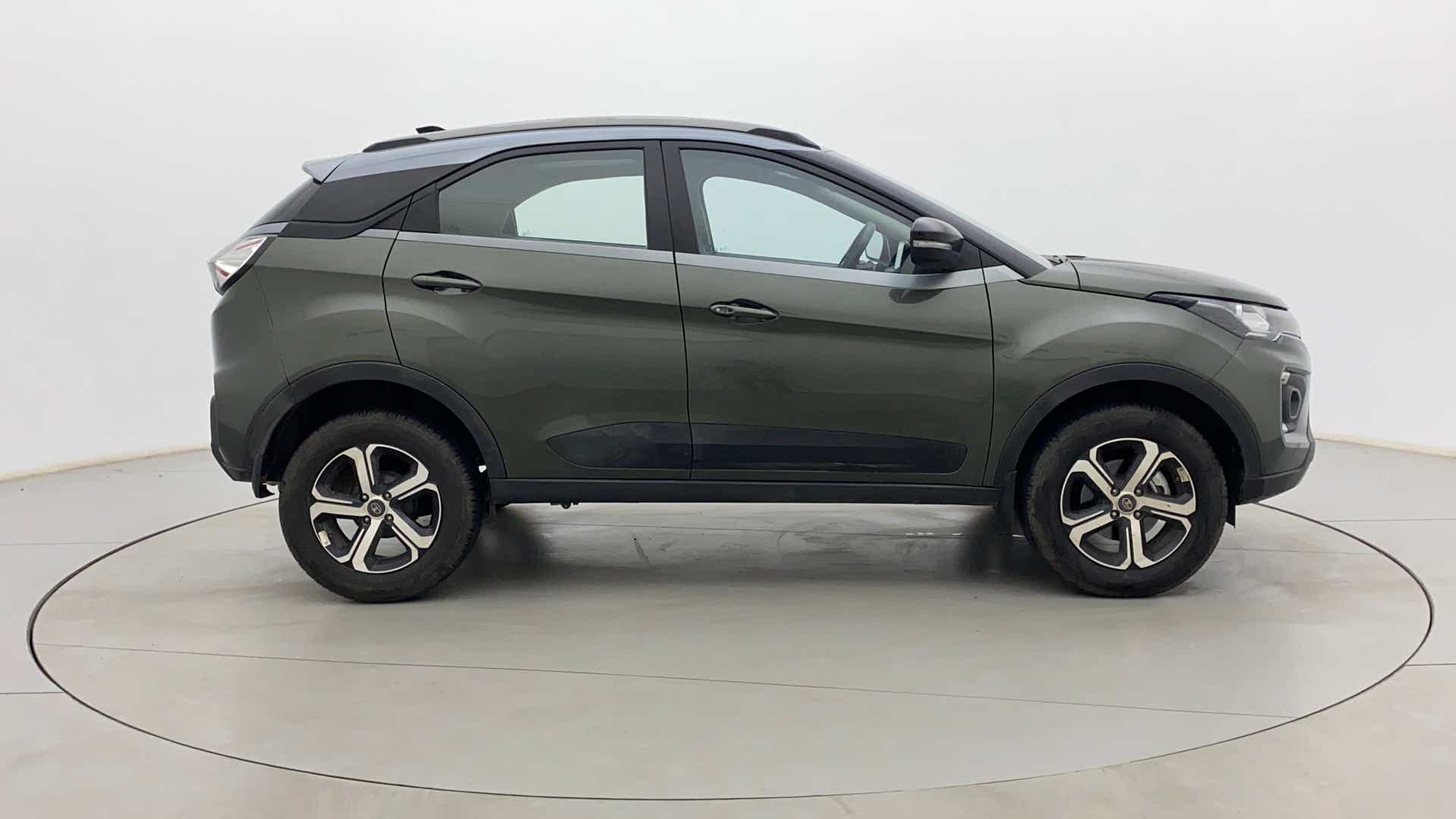 Side view of a Tata Nexon 2017-2023