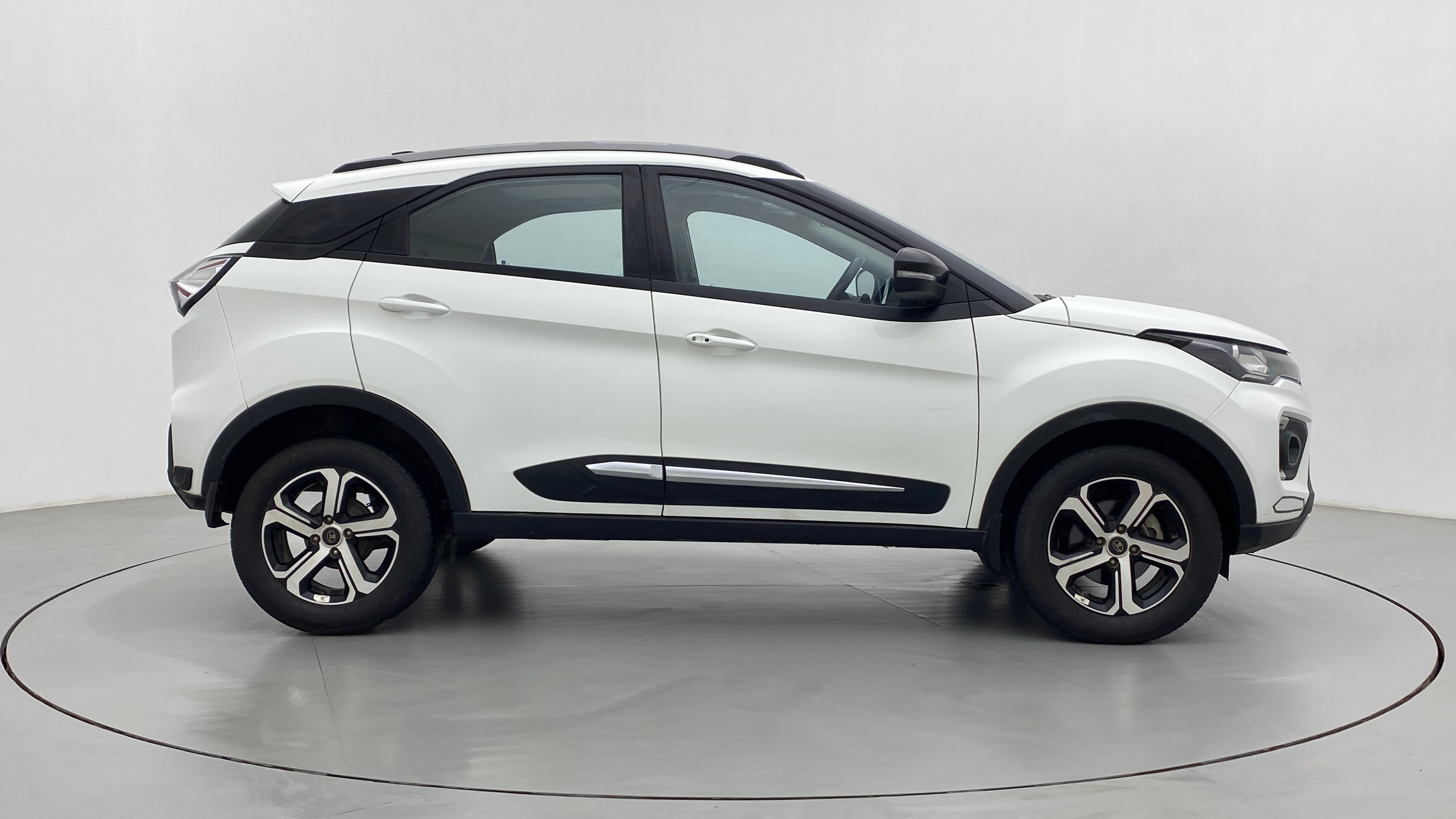 Side view of a Tata Nexon 2017-2023