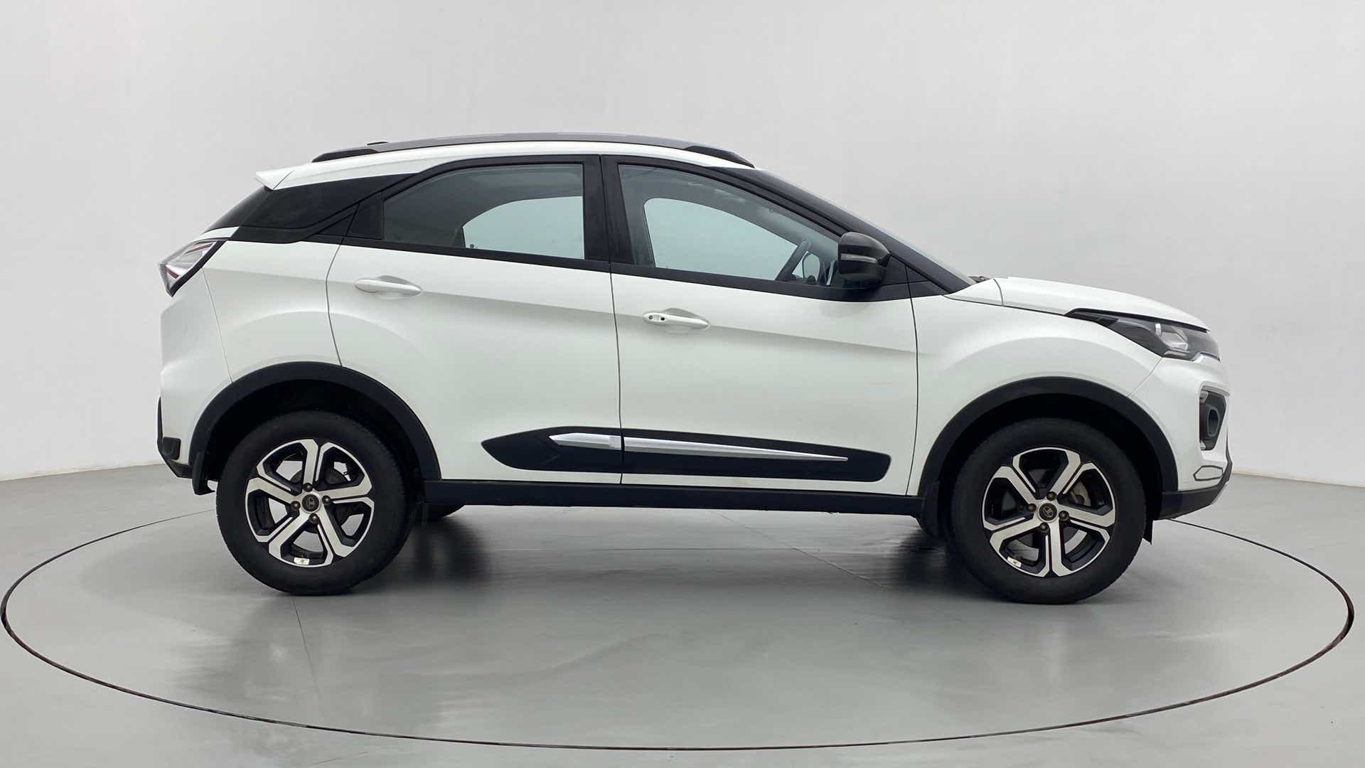 Side view of a Tata Nexon 2017-2023