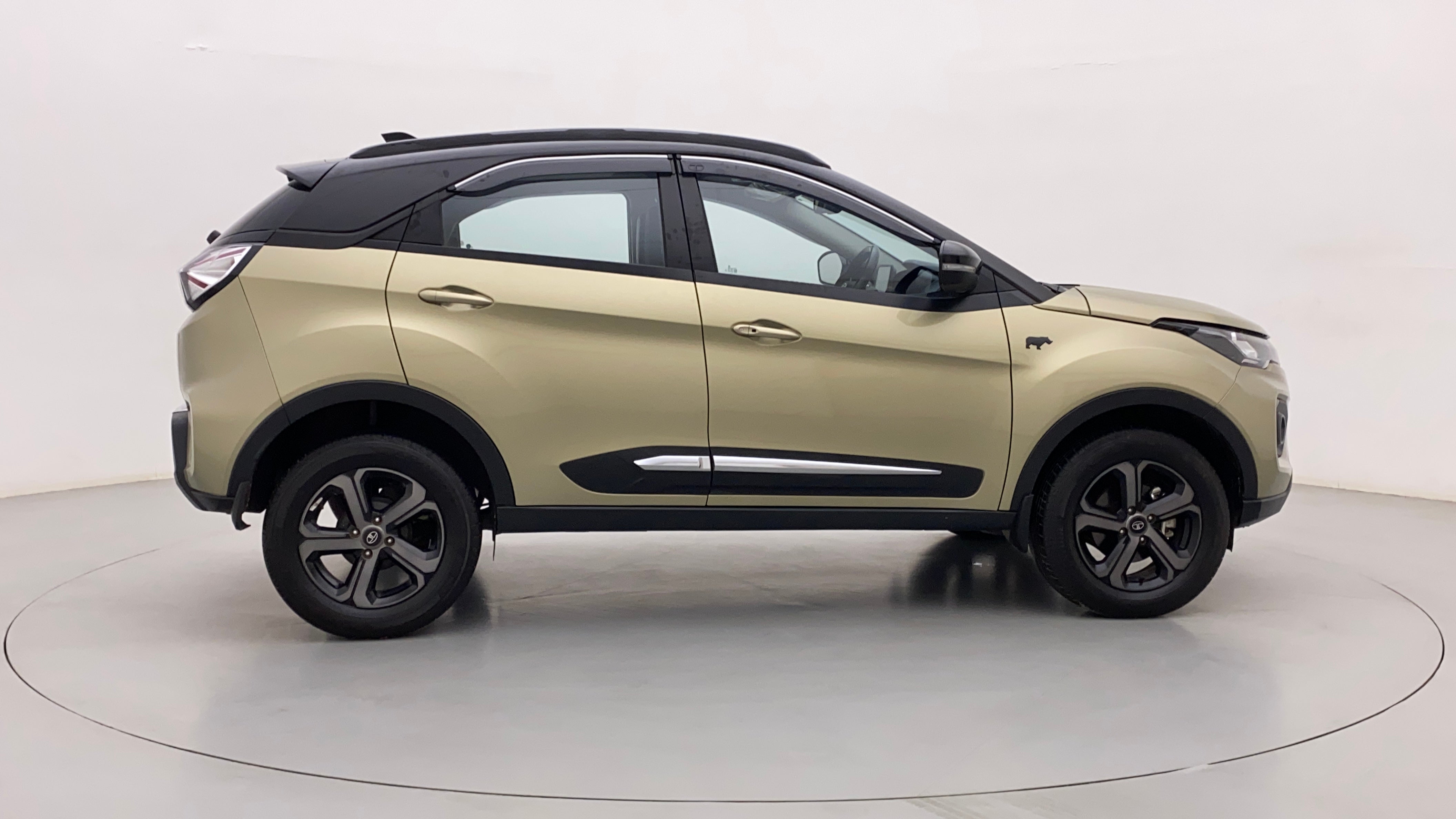 Side view of a Tata Nexon 2017-2023