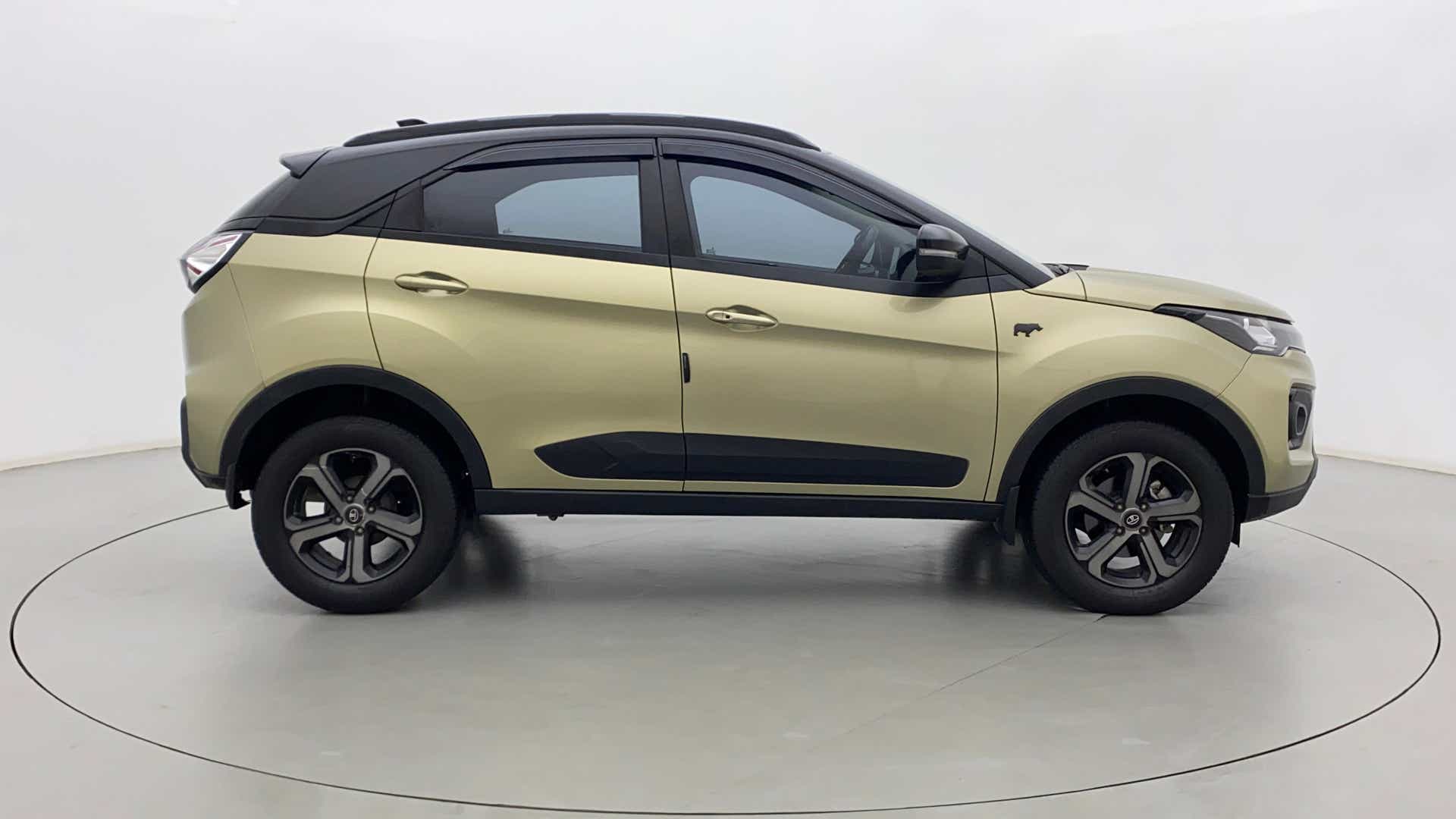 Side view of a Tata Nexon 2017-2023