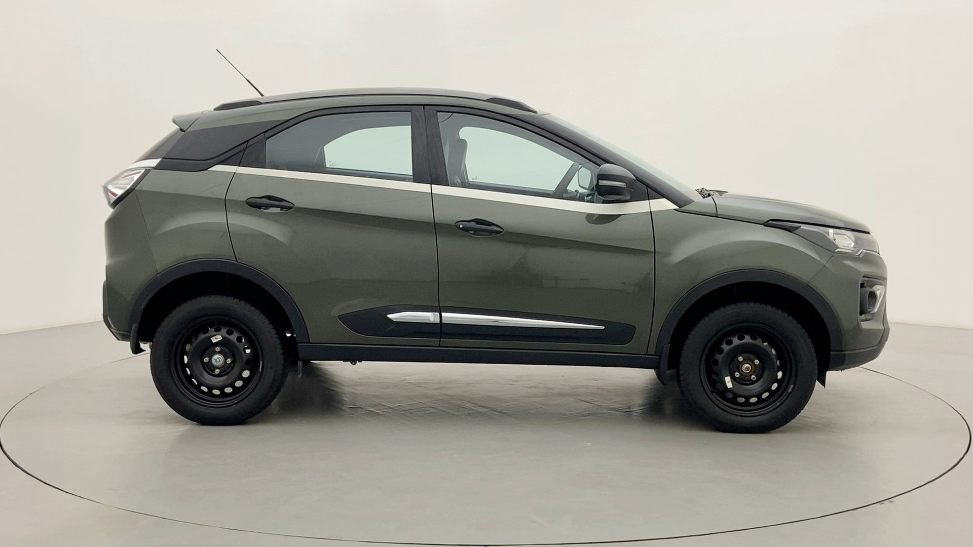 Side view of a Tata Nexon 2017-2023