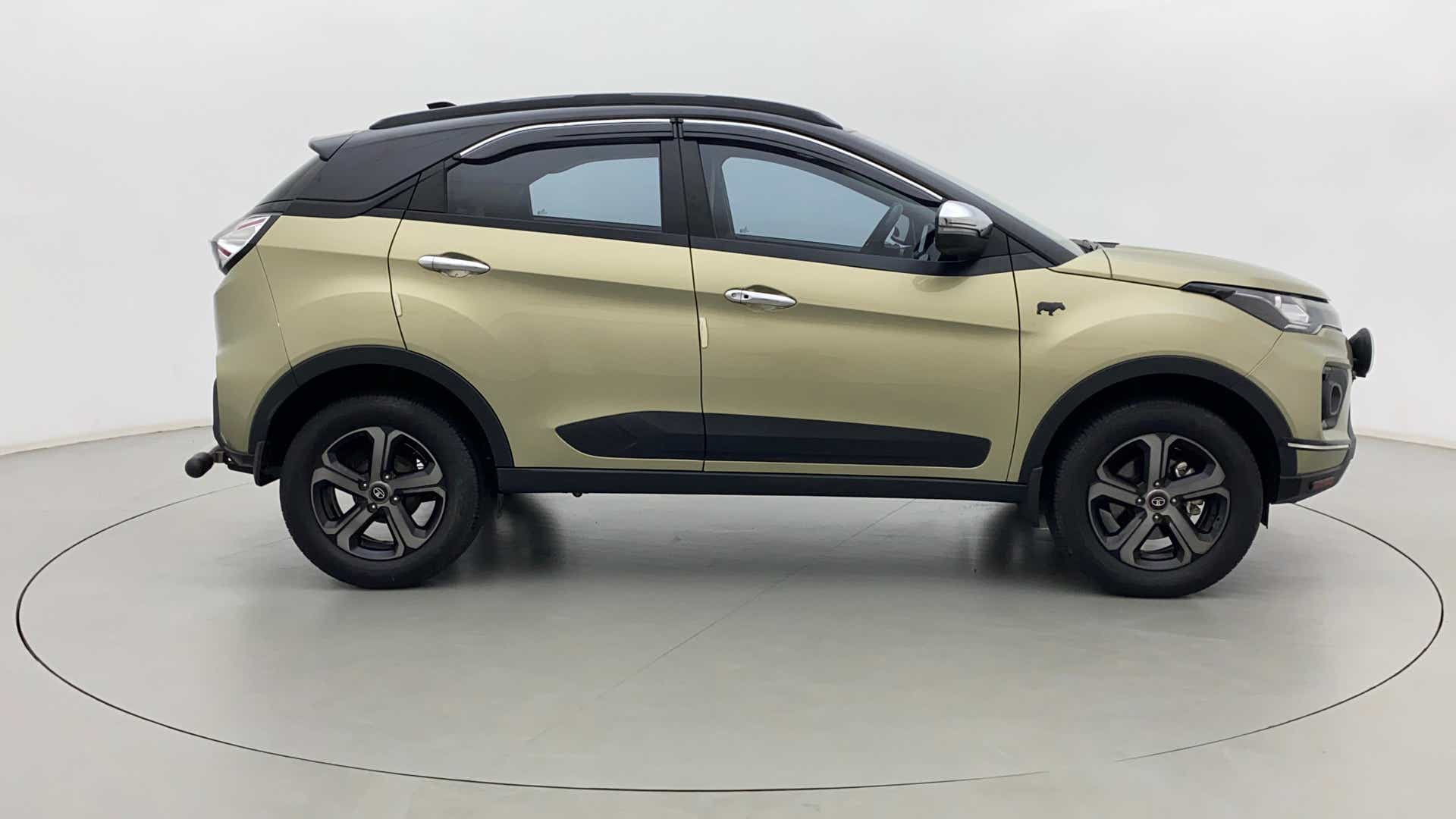 Side view of a Tata Nexon 2017-2023