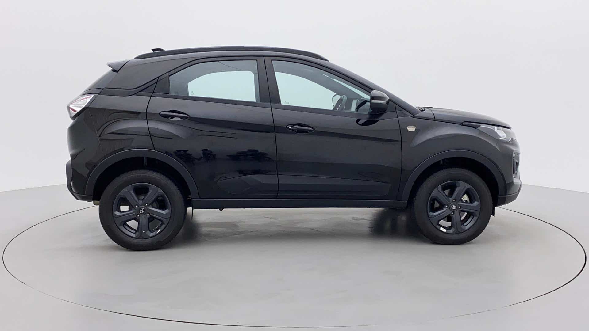 Side view of a Tata Nexon 2017-2023