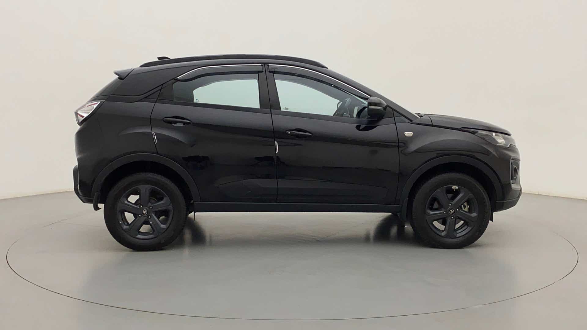 Side view of a Tata Nexon 2017-2023