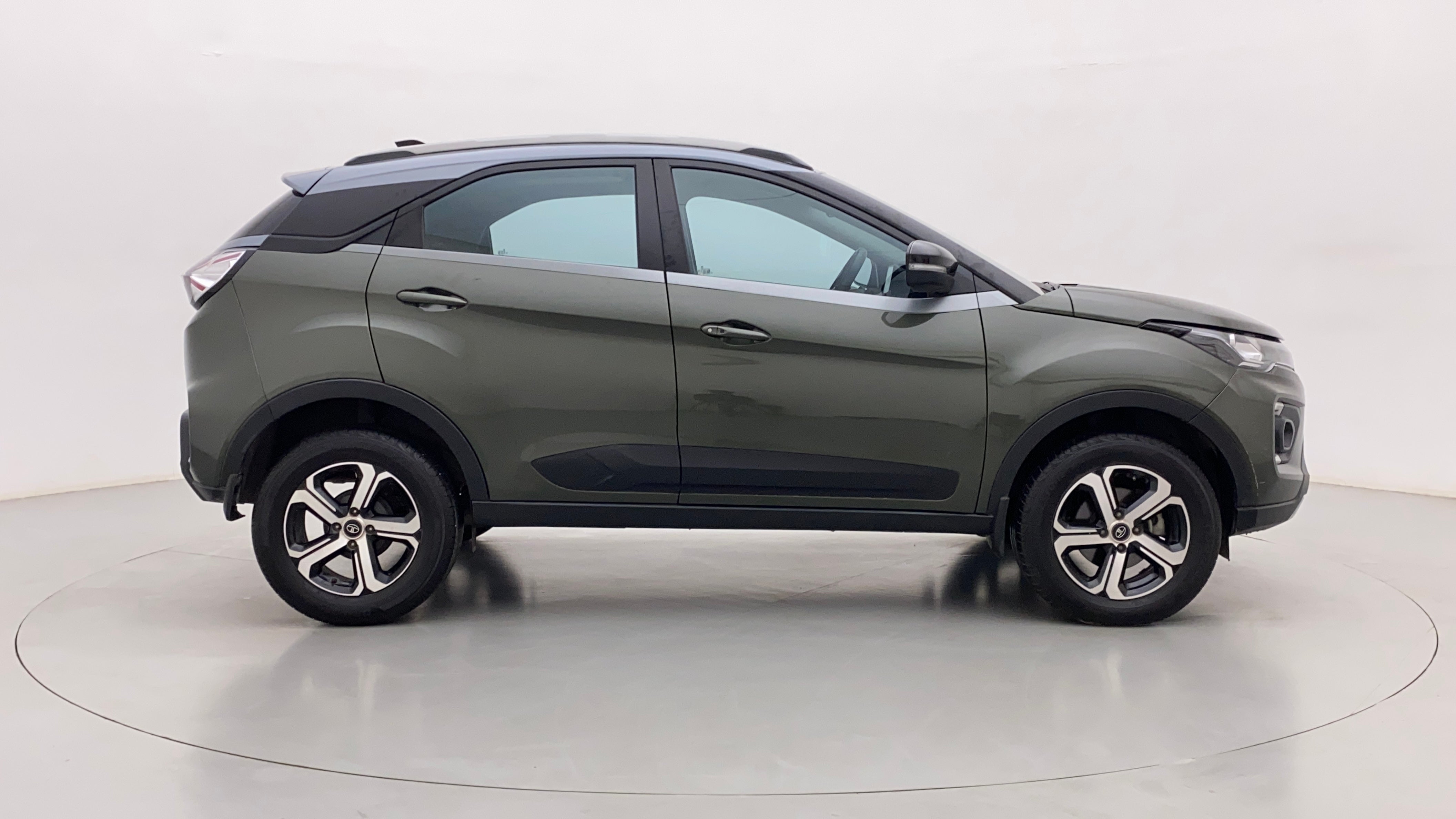 Side view of a Tata Nexon 2017-2023