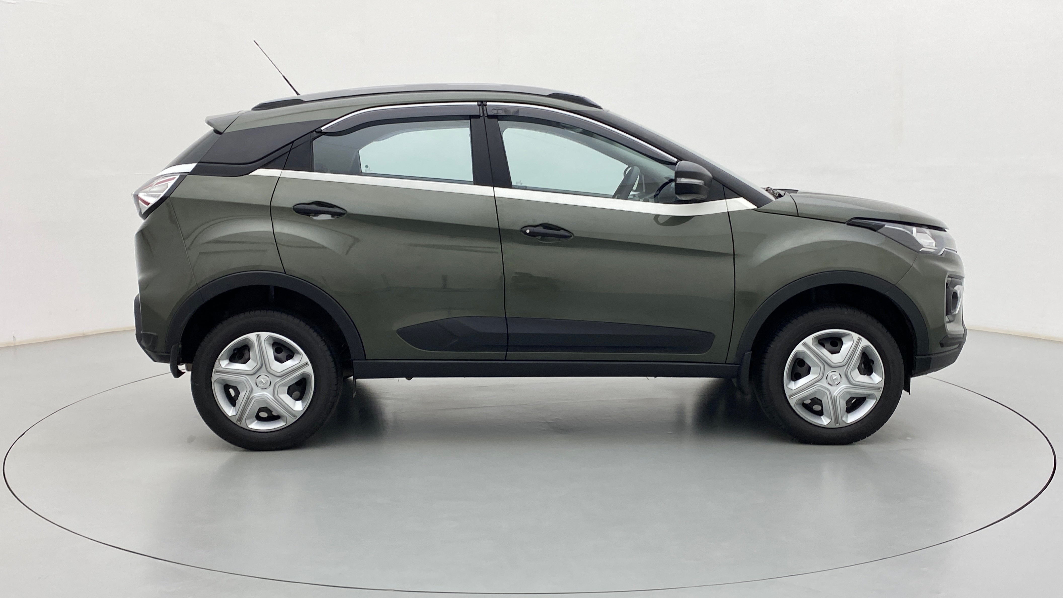 Side view of a Tata Nexon 2017-2023