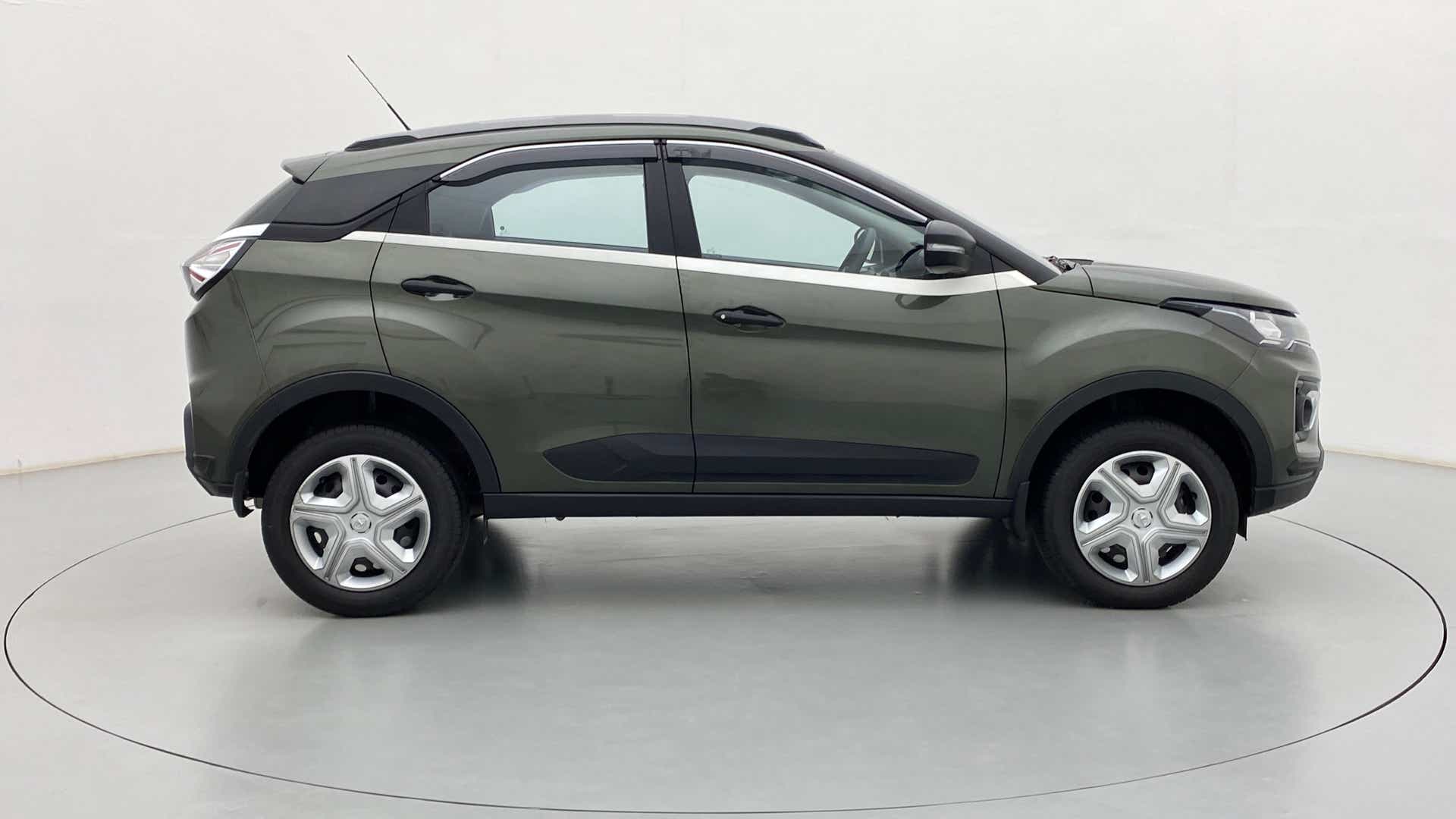Side view of a Tata Nexon 2017-2023