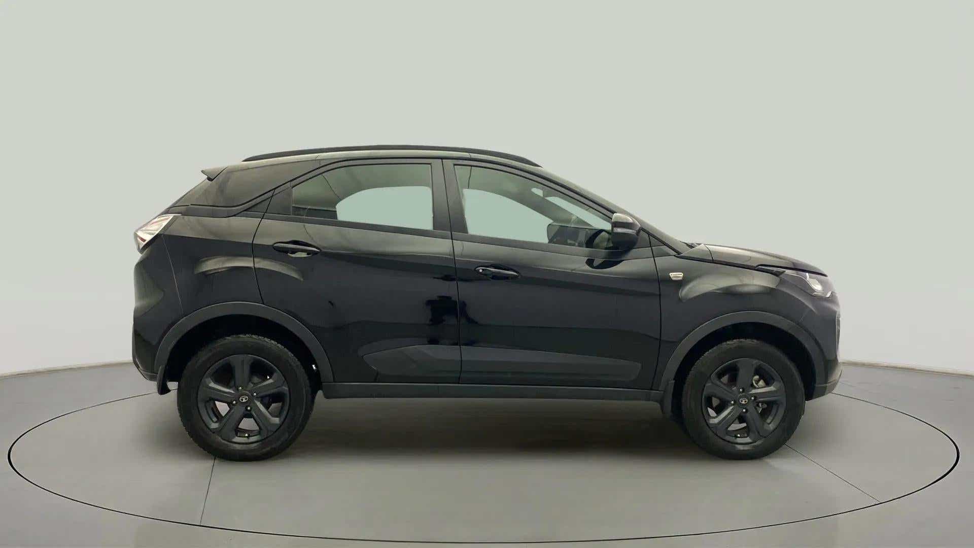Side view of a Tata Nexon 2017-2023