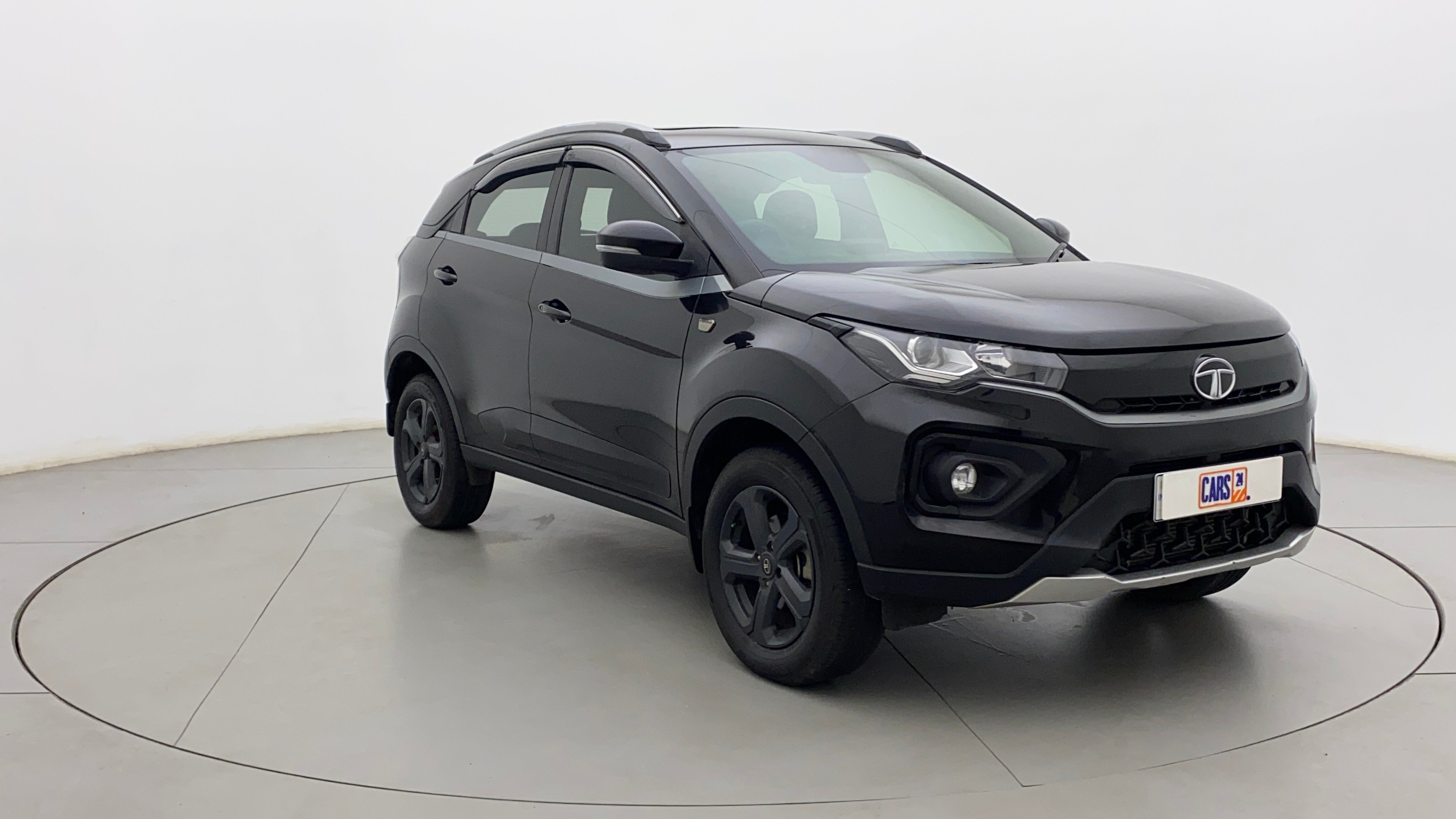 Front three-quarter of a Tata Nexon 2017-2023