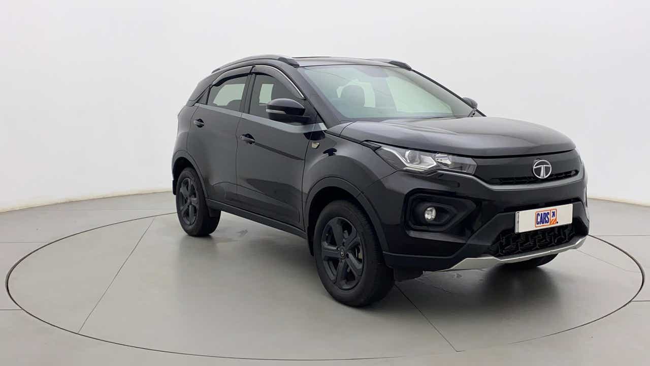 Front three-quarter of a Tata Nexon 2017-2023