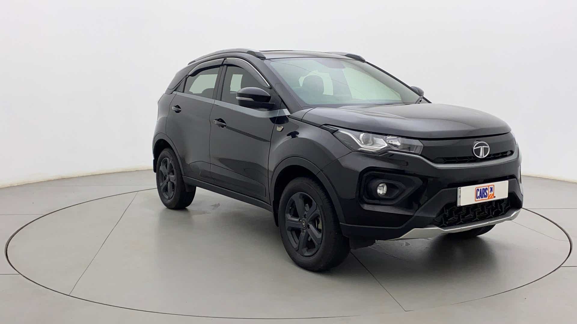 Front three-quarter of a Tata Nexon 2017-2023