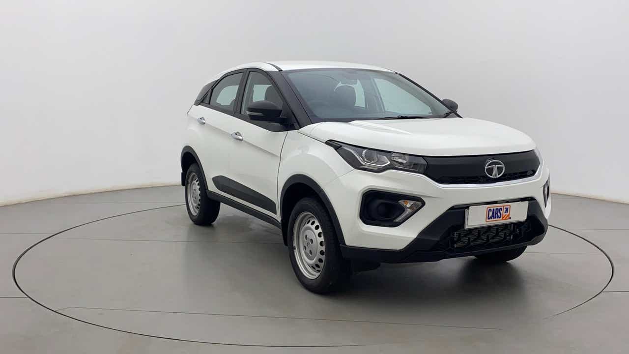Front three-quarter view of a Calgary White Tata Nexon 2017-2023