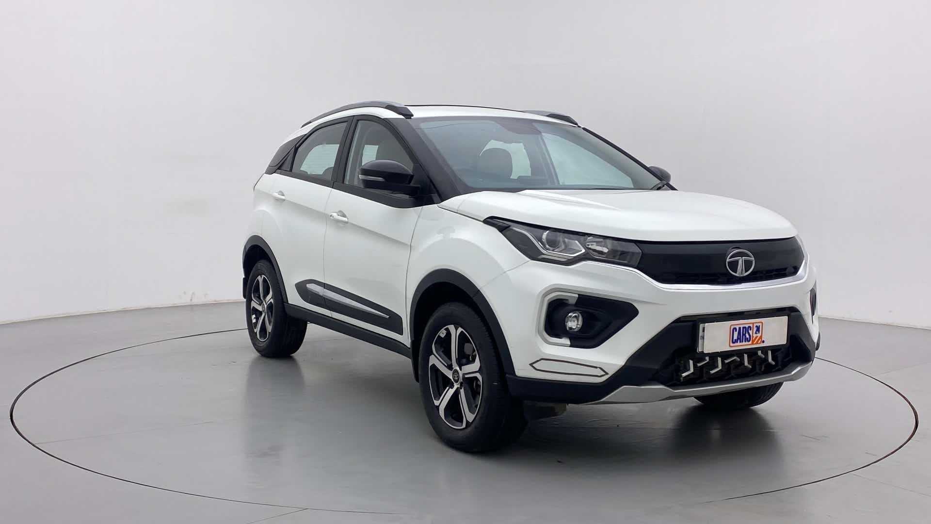 Front three-quarter view of a Calgary White Tata Nexon 2017-2023