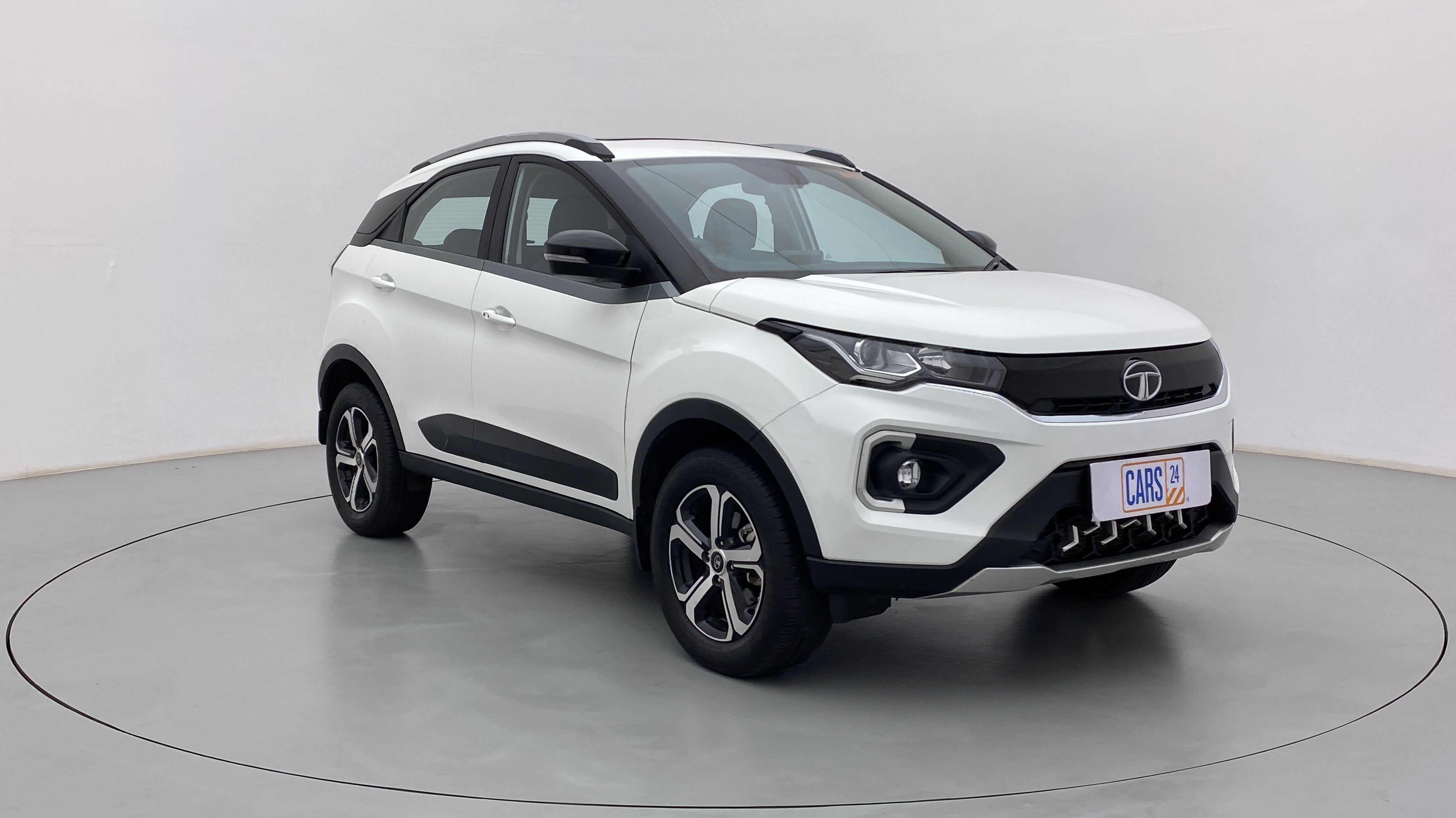 Front three-quarter of a Tata Nexon 2017-2023
