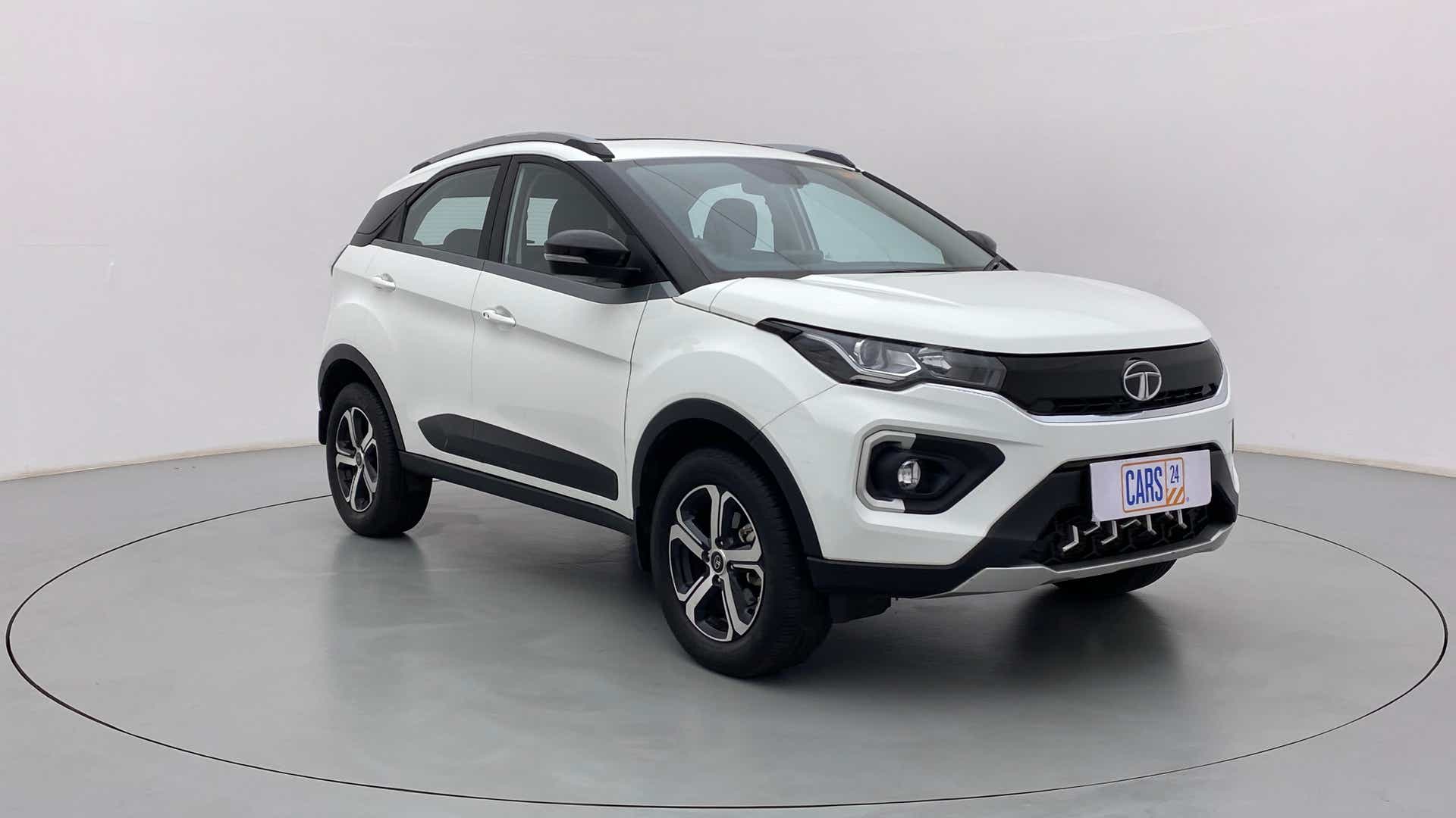 Front three-quarter of a Tata Nexon 2017-2023