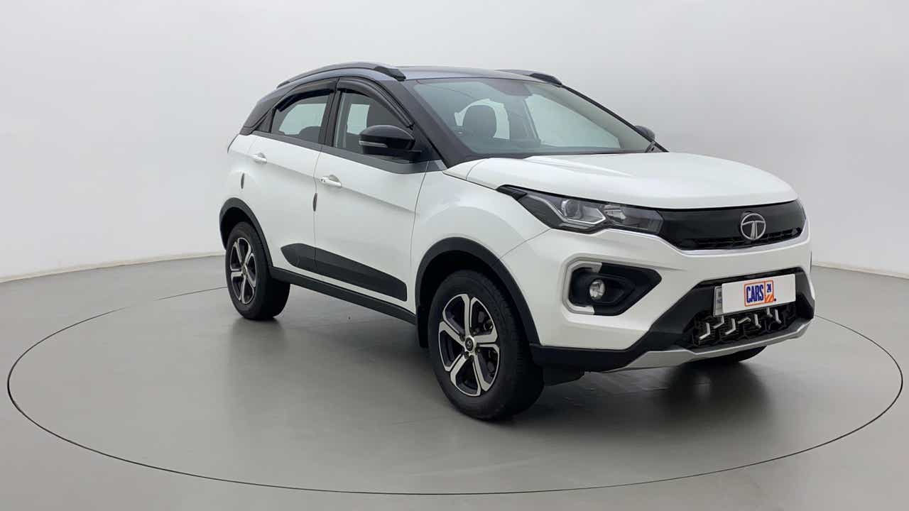 Front three-quarter view of a calgary-white Tata Nexon 2017-2023