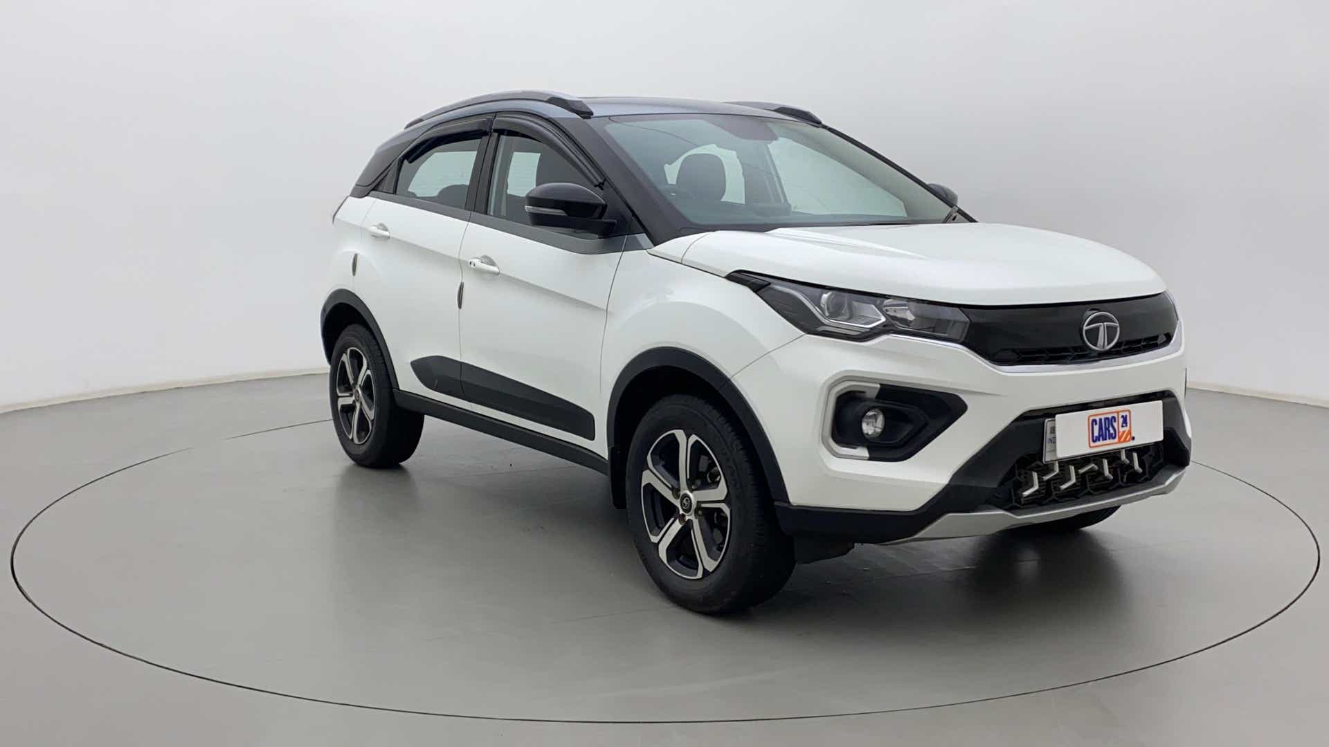 Front three-quarter view of a calgary-white Tata Nexon 2017-2023