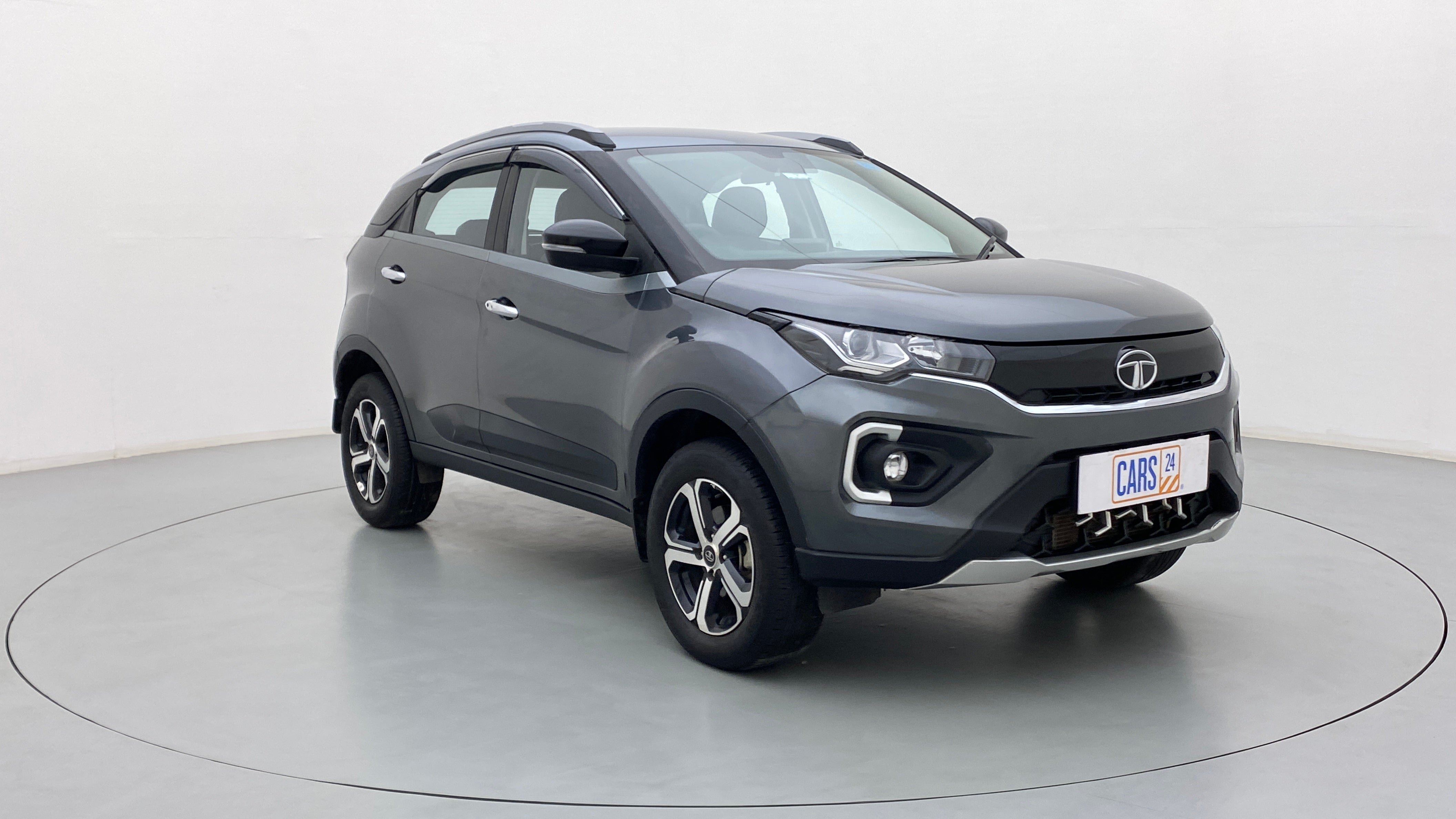 Front three-quarter of a Tata Nexon 2017-2023