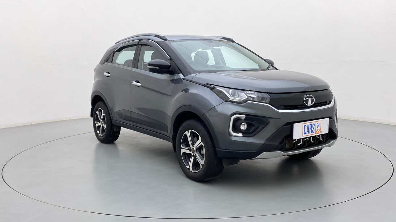 Front three-quarter of a Tata Nexon 2017-2023