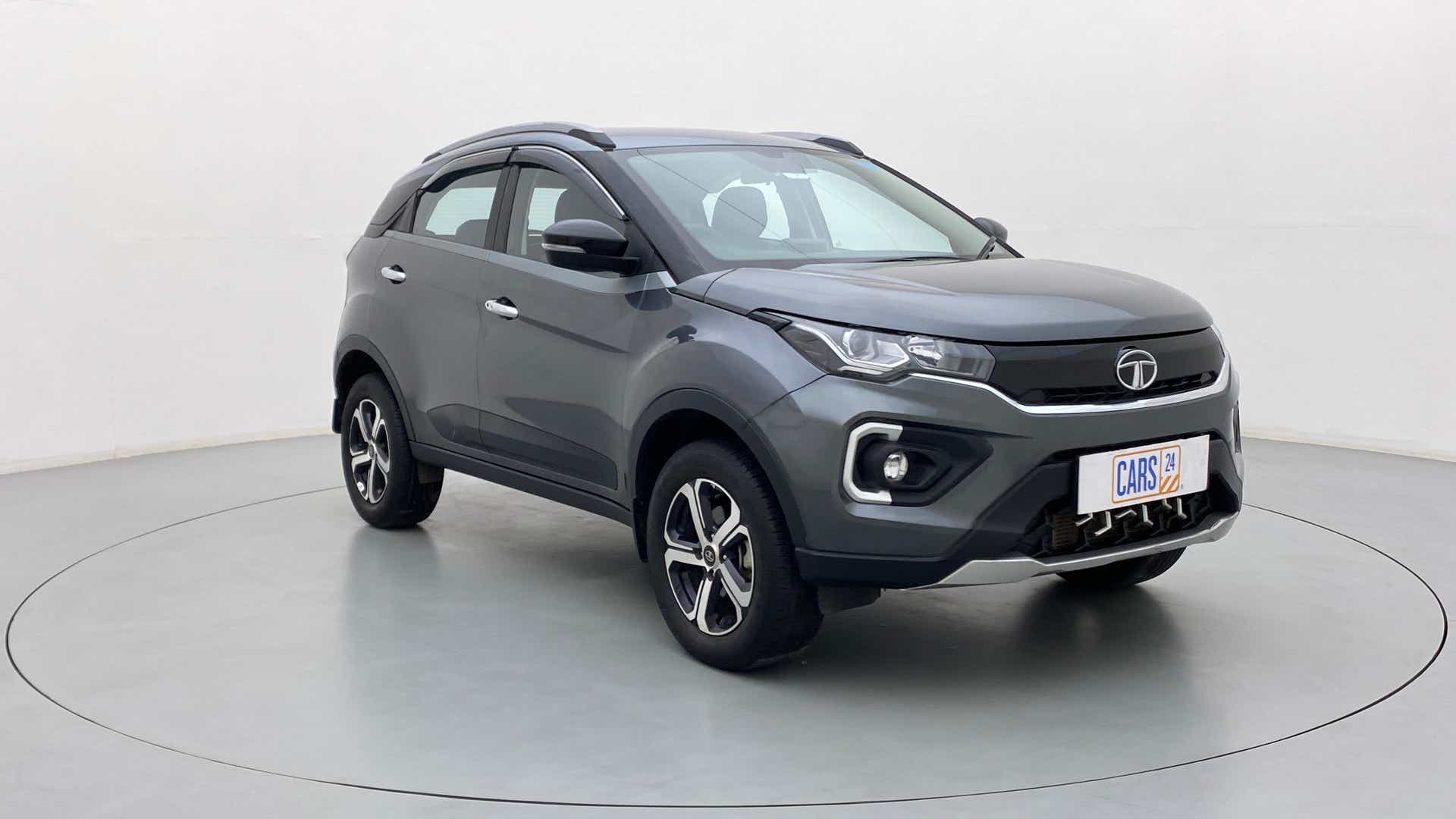 Front three-quarter of a Tata Nexon 2017-2023