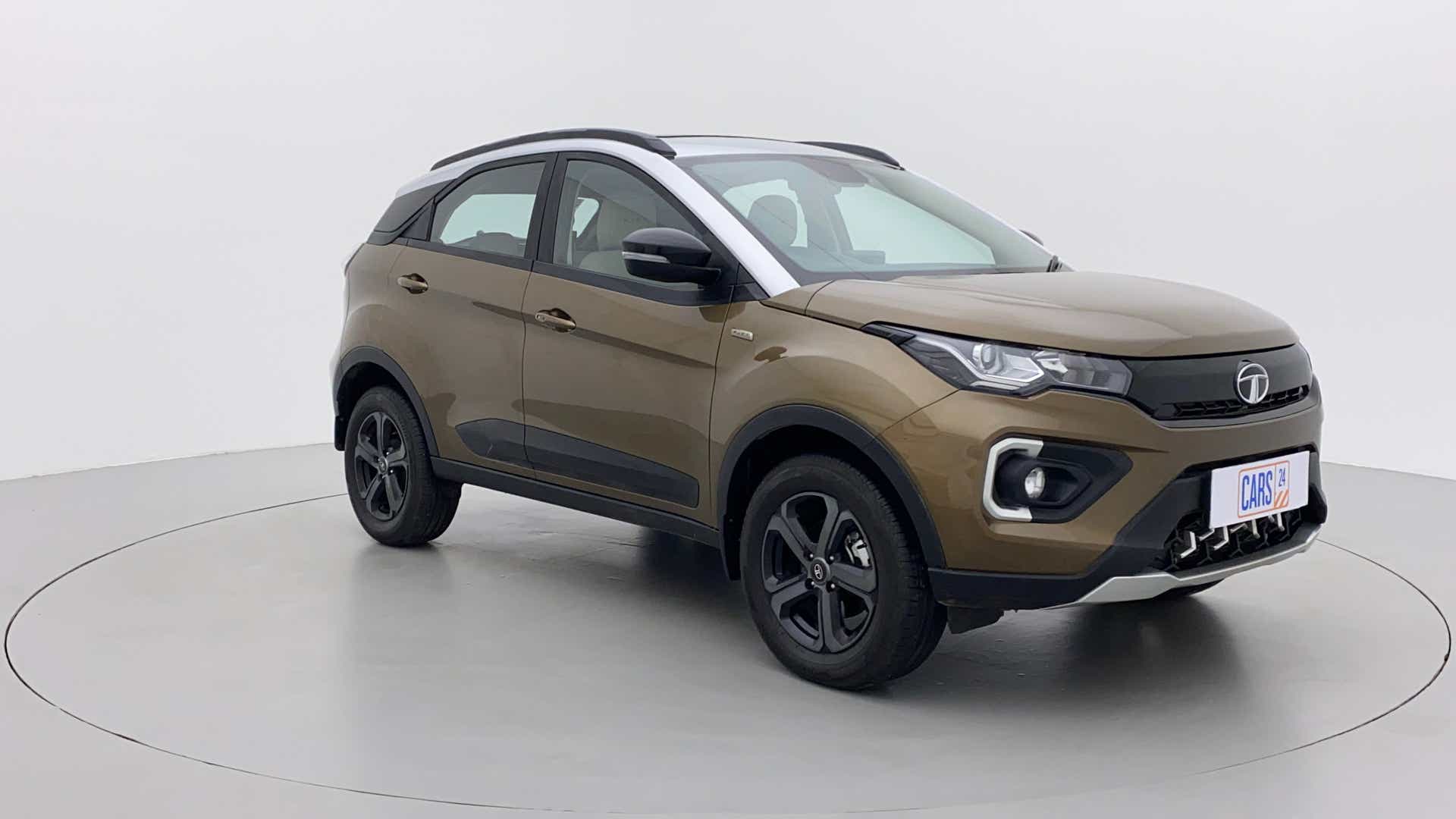 Front three-quarter view of a Tata Nexon 2017-2023