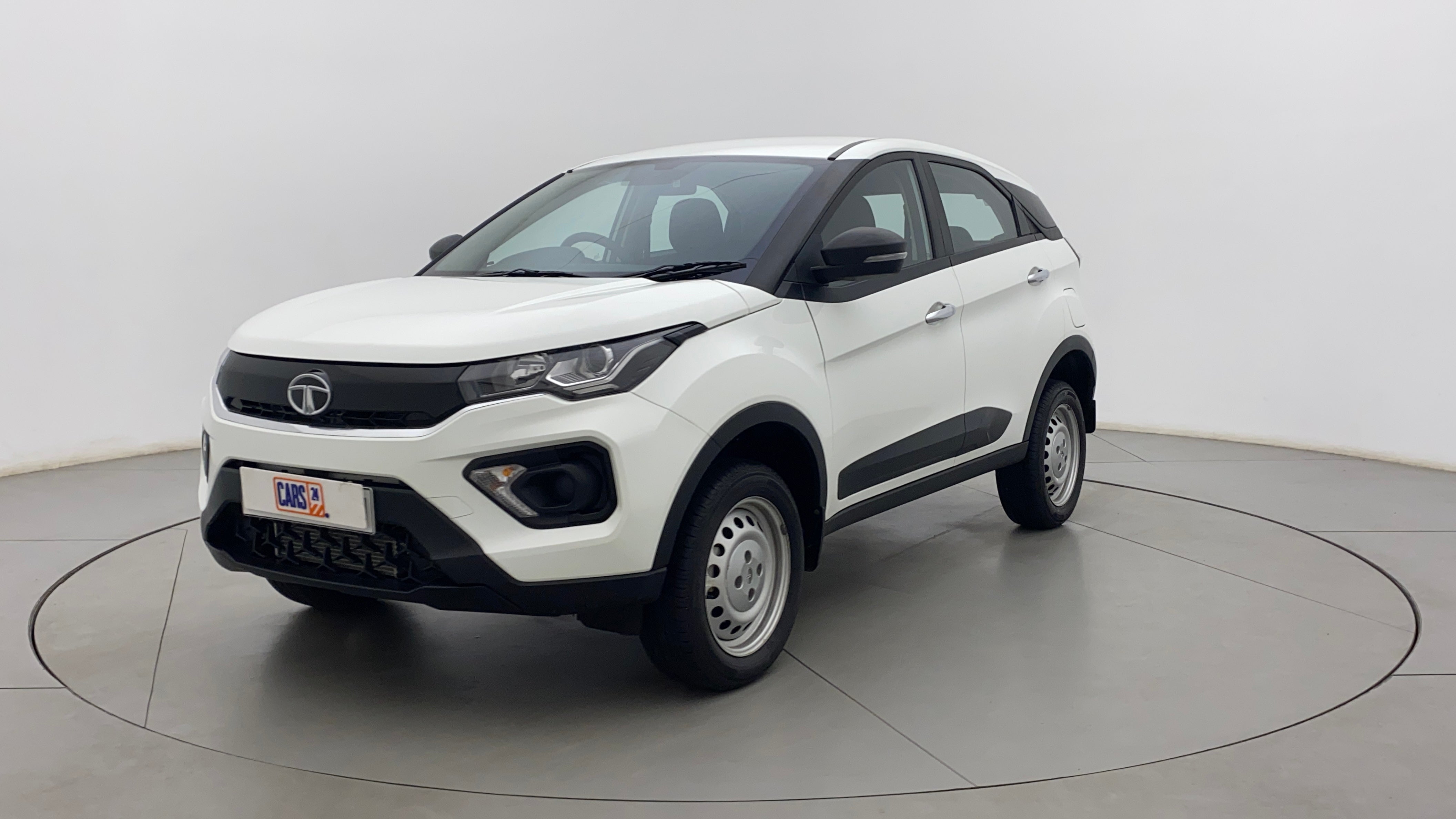 Front three-quarter view of a Calgary White Tata Nexon 2017-2023