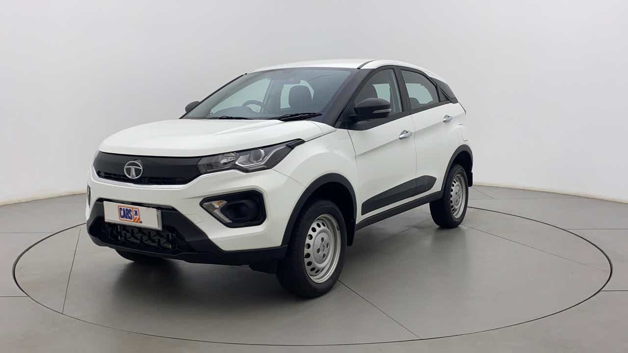 Front three-quarter view of a Calgary White Tata Nexon 2017-2023