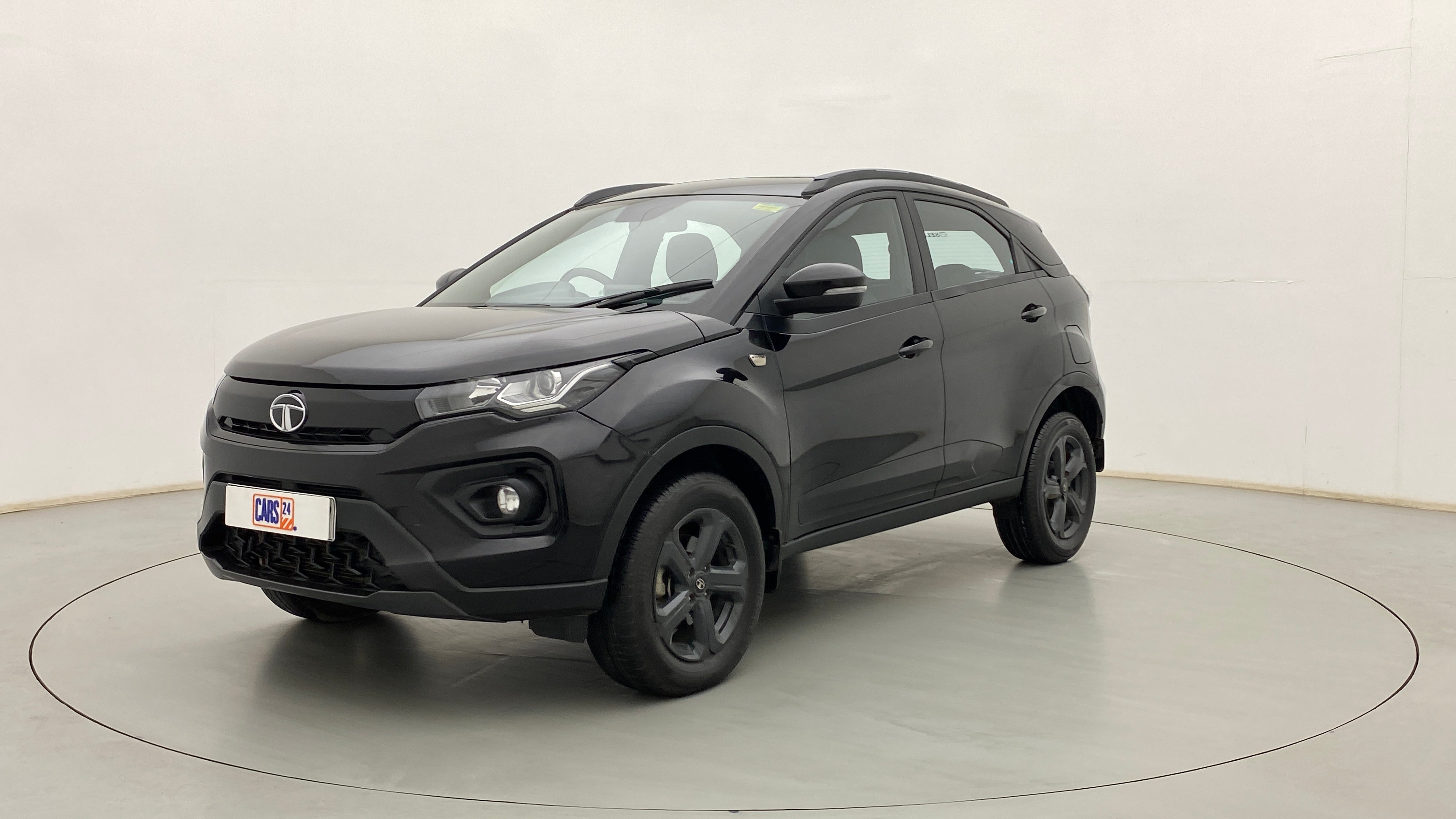 Front three-quarter of a Tata Nexon 2017-2023